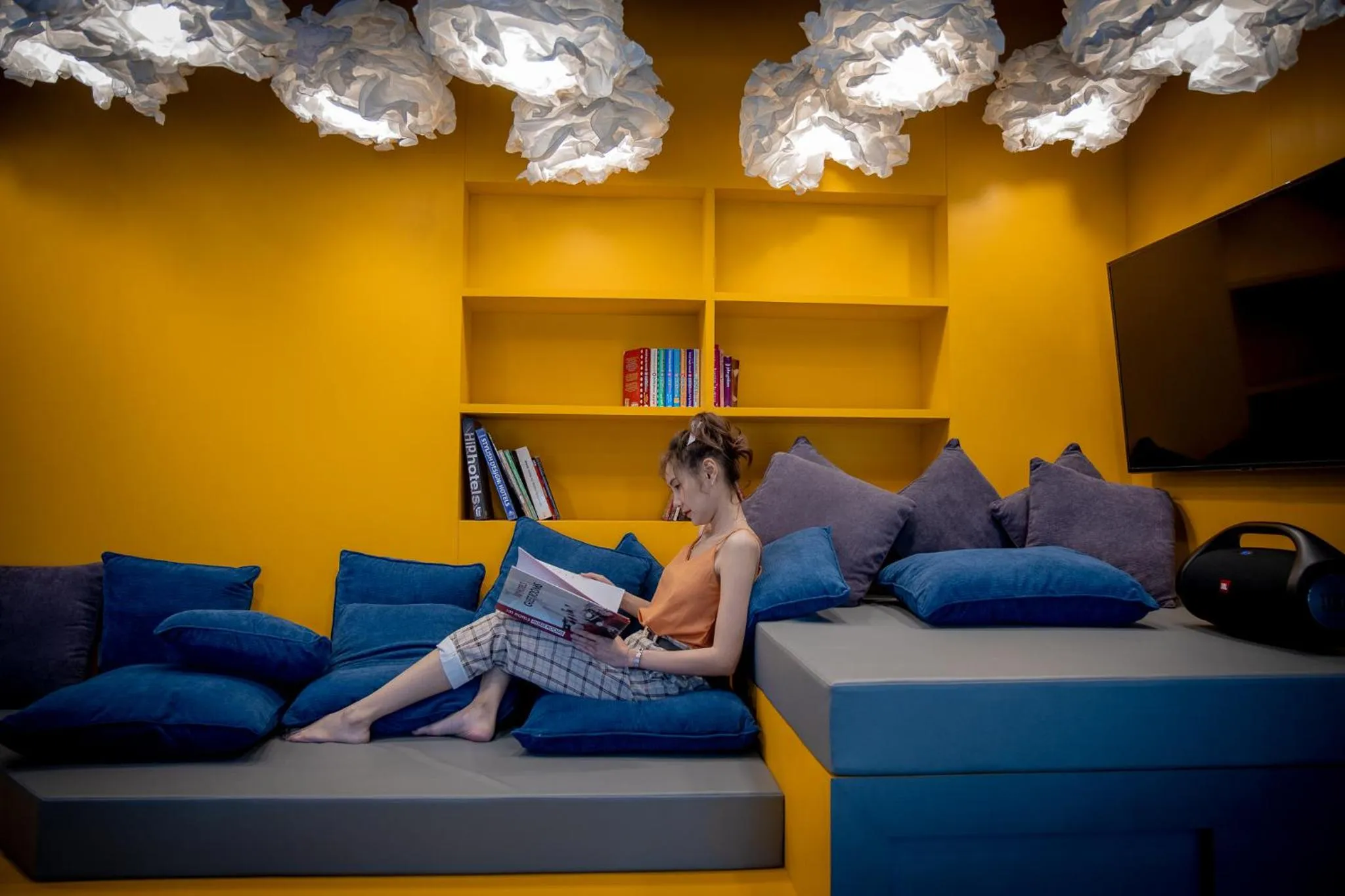 Communal lounge/ TV room in Sleep Mai Chiang Mai Airport Lifestyle Hotel