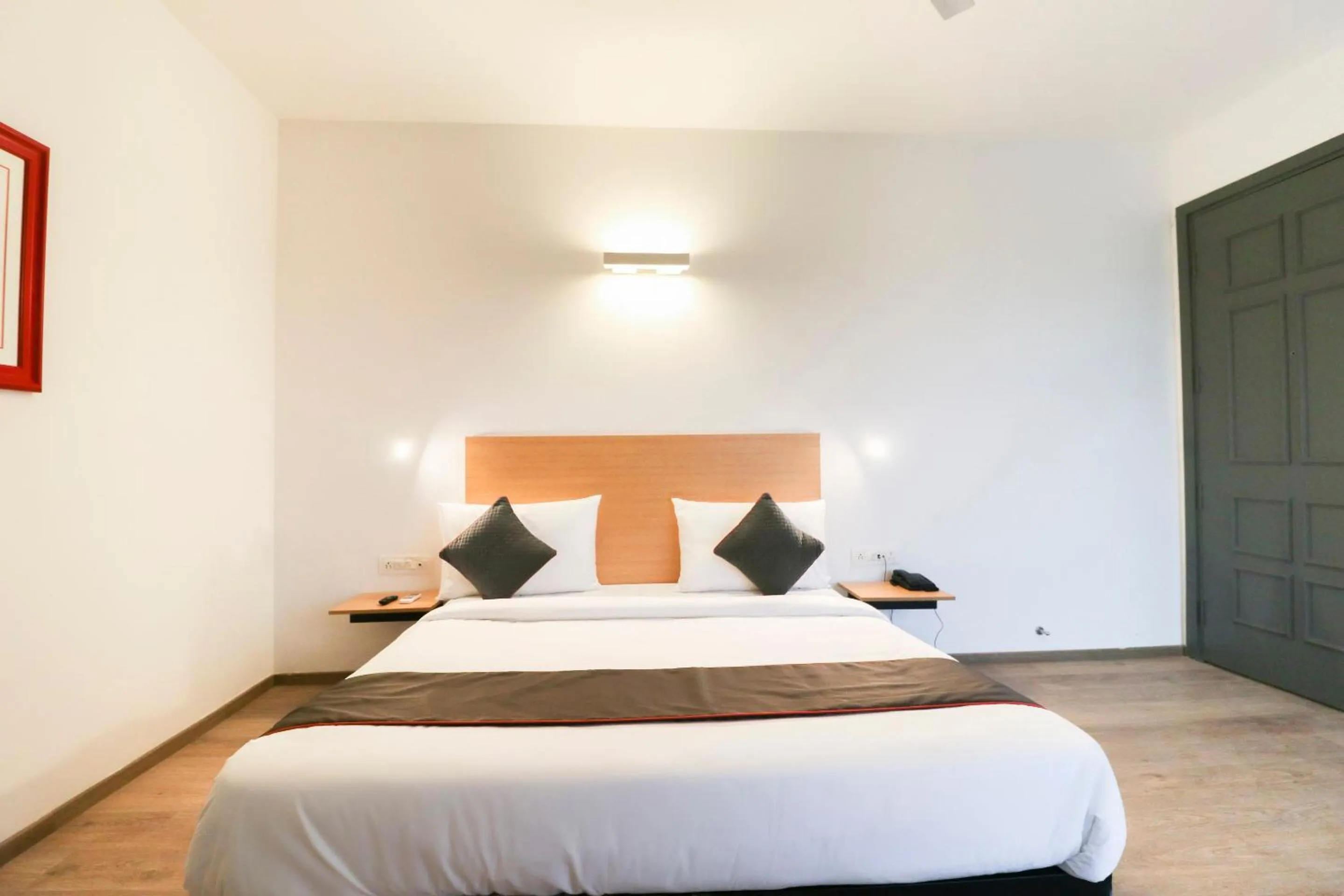 Bedroom, Bed in Super Townhouse Noida Sector 71 Near ISKCON Temple Noida