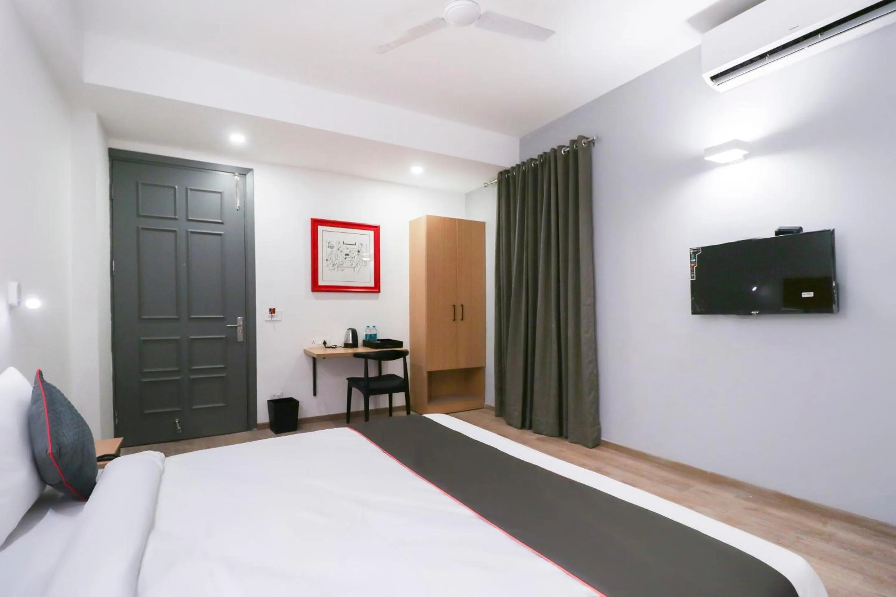 Bedroom, Bed in Super Townhouse Noida Sector 71 Near ISKCON Temple Noida