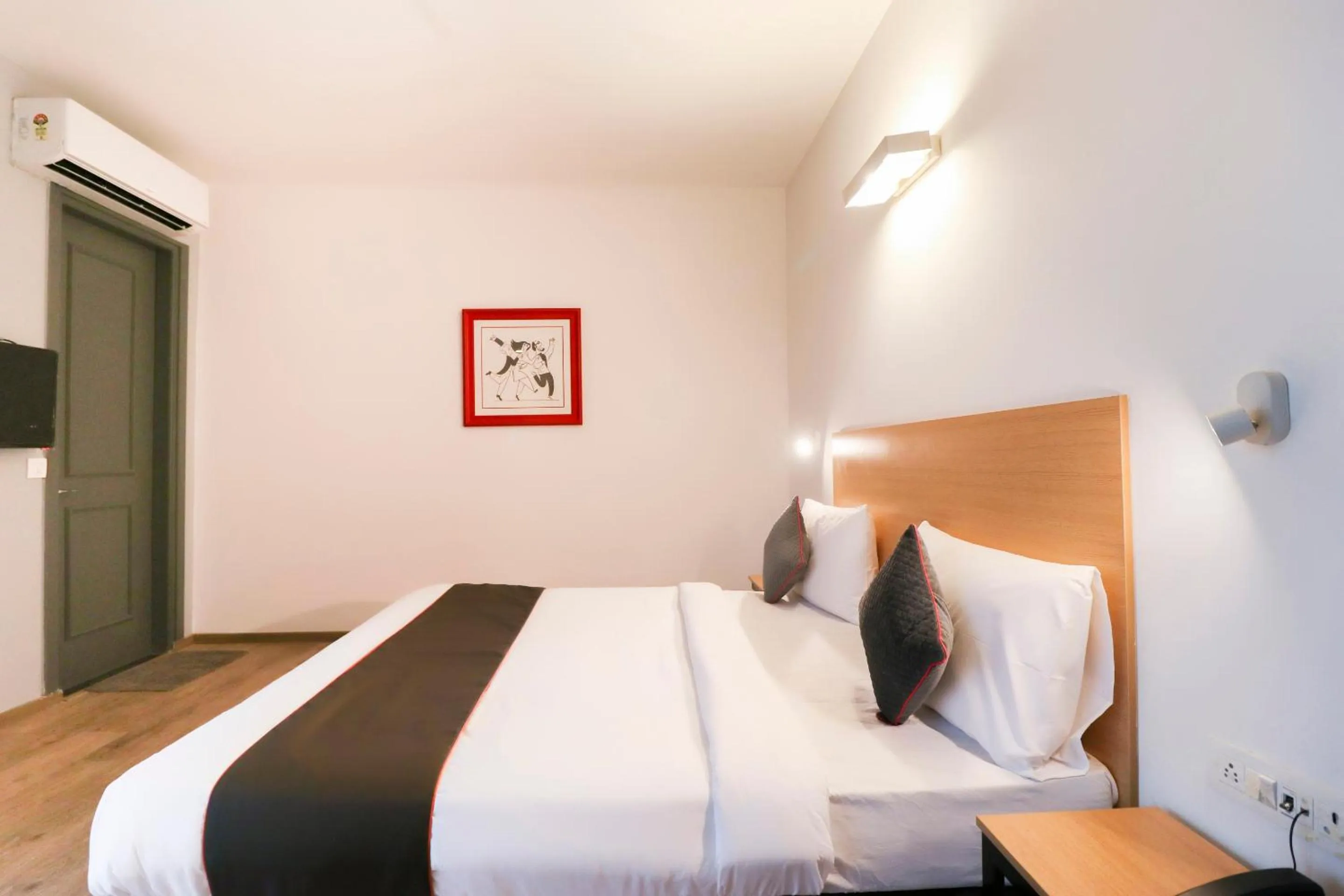 Bedroom, Bed in Super Townhouse Noida Sector 71 Near ISKCON Temple Noida