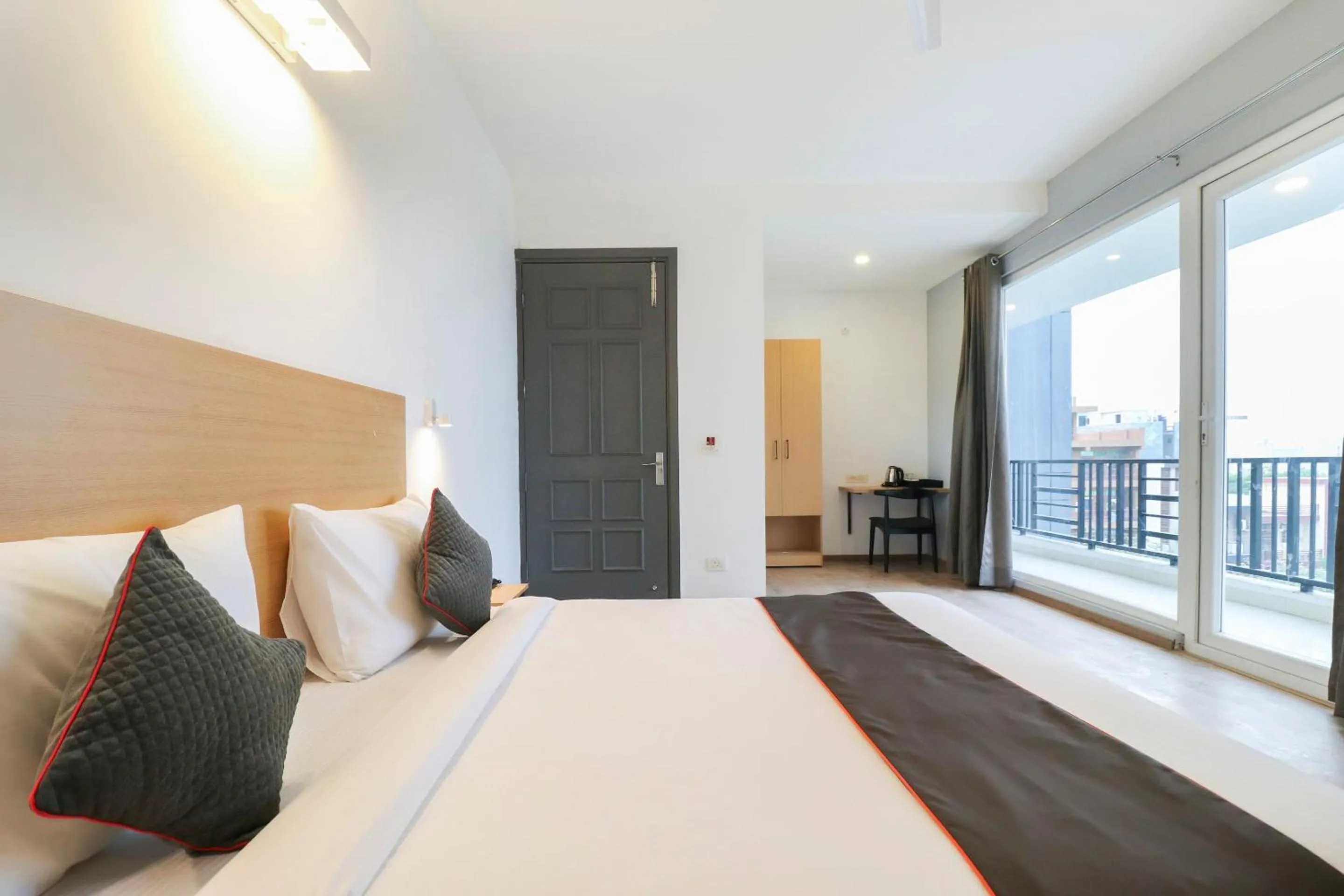 Bedroom, Bed in Super Townhouse Noida Sector 71 Near ISKCON Temple Noida