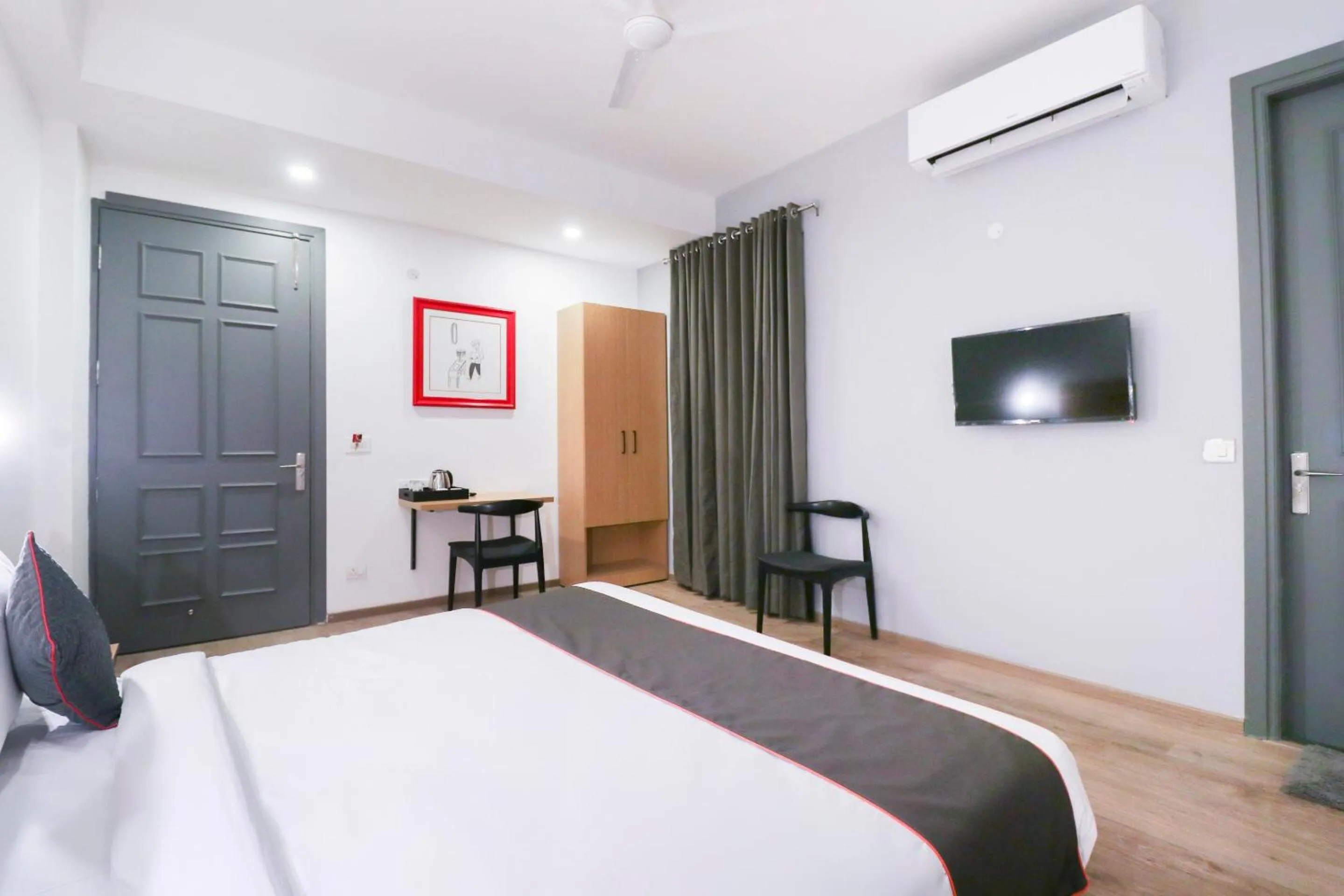 Bedroom, Bed in Super Townhouse Noida Sector 71 Near ISKCON Temple Noida