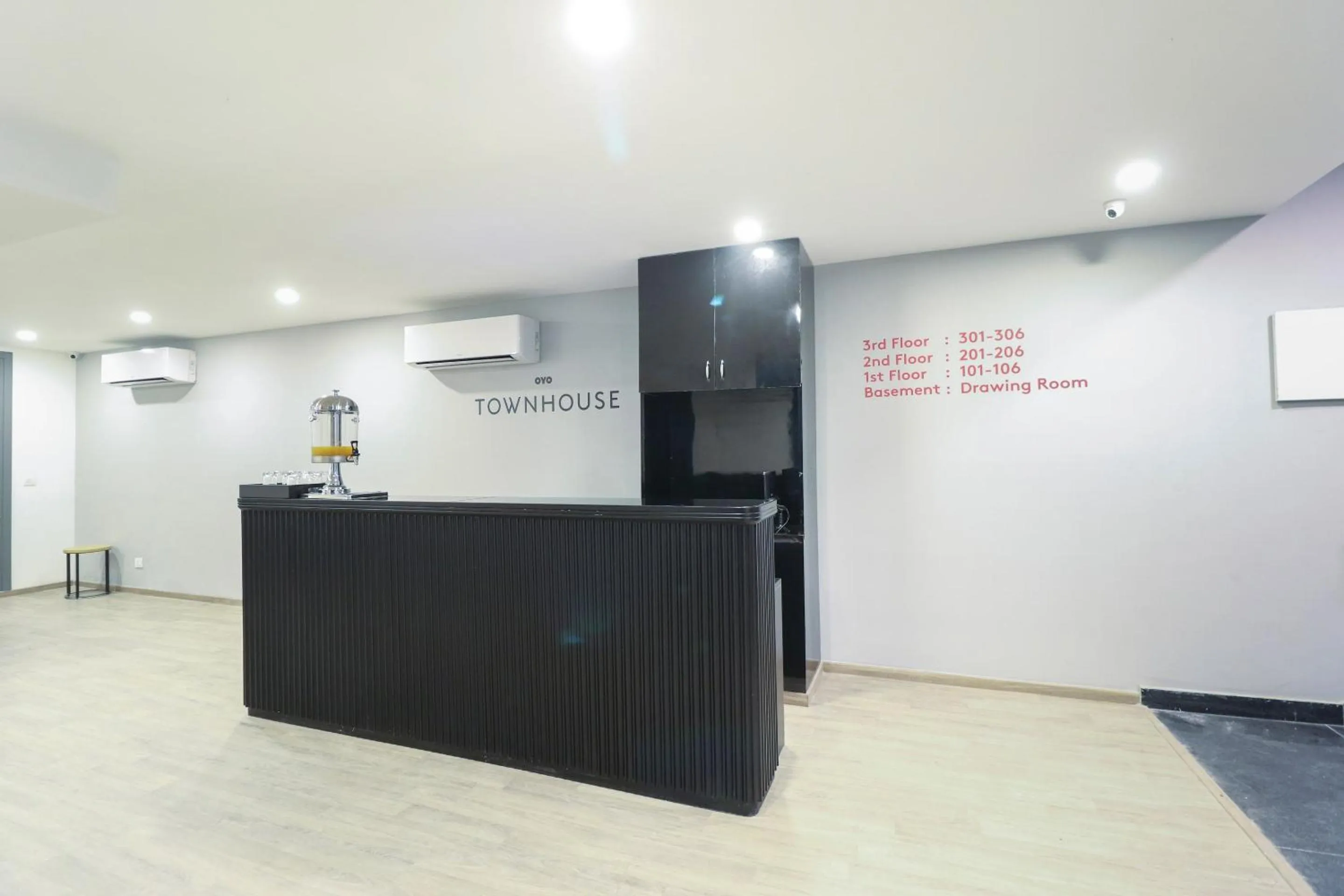 Lobby or reception in Super Townhouse Noida Sector 71 Near ISKCON Temple Noida