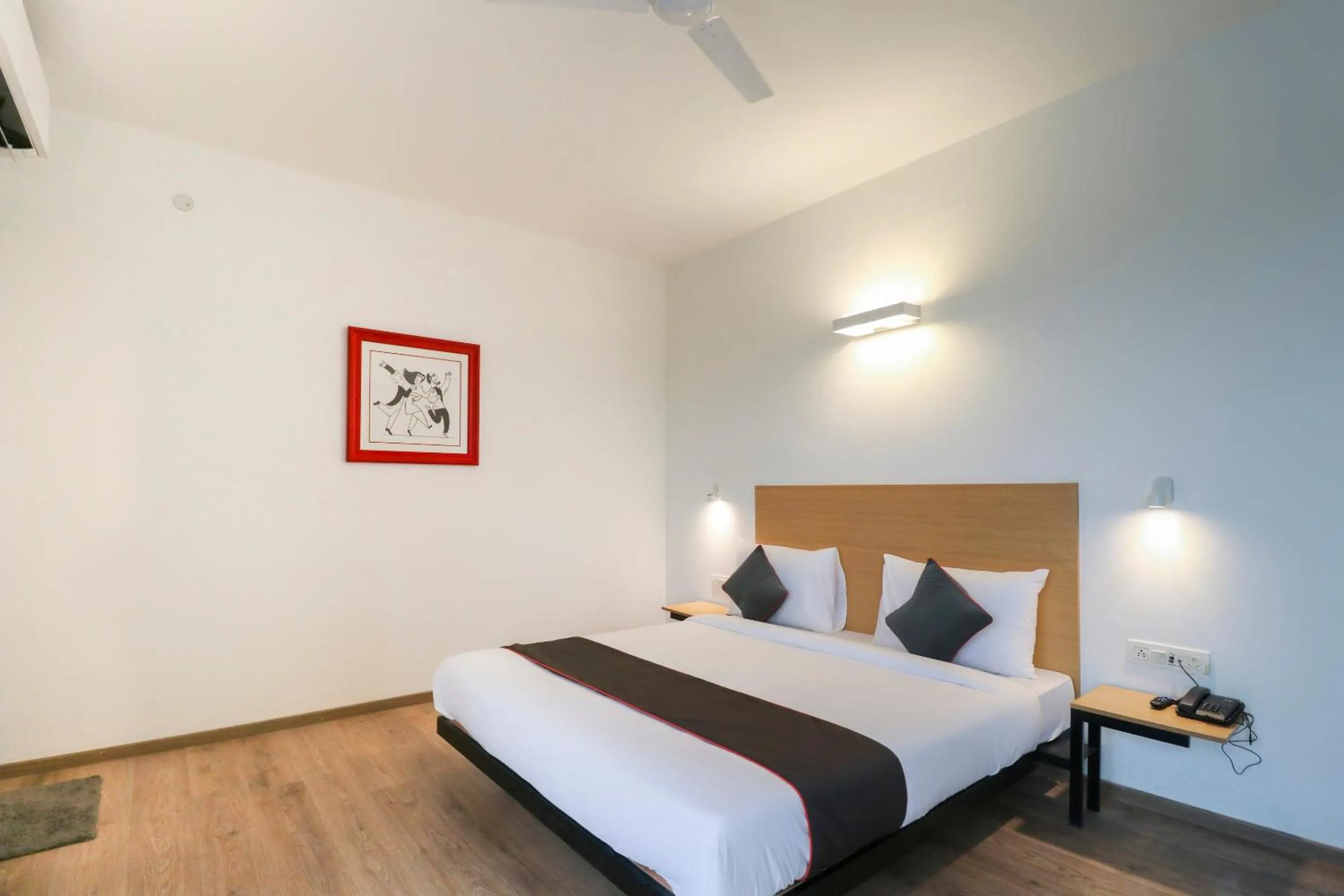 Bedroom, Bed in Super Townhouse Noida Sector 71 Near ISKCON Temple Noida