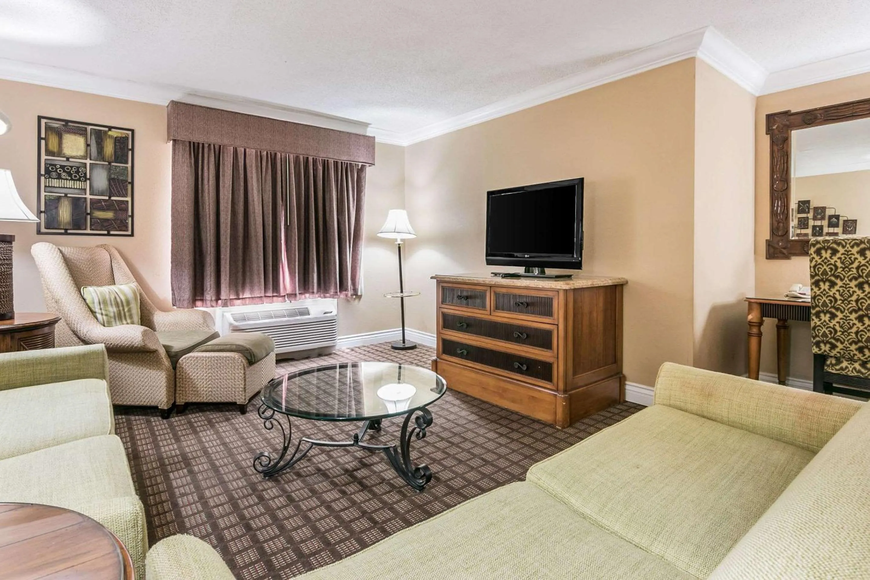Bedroom in Quality Inn & Suites Atlanta Airport South