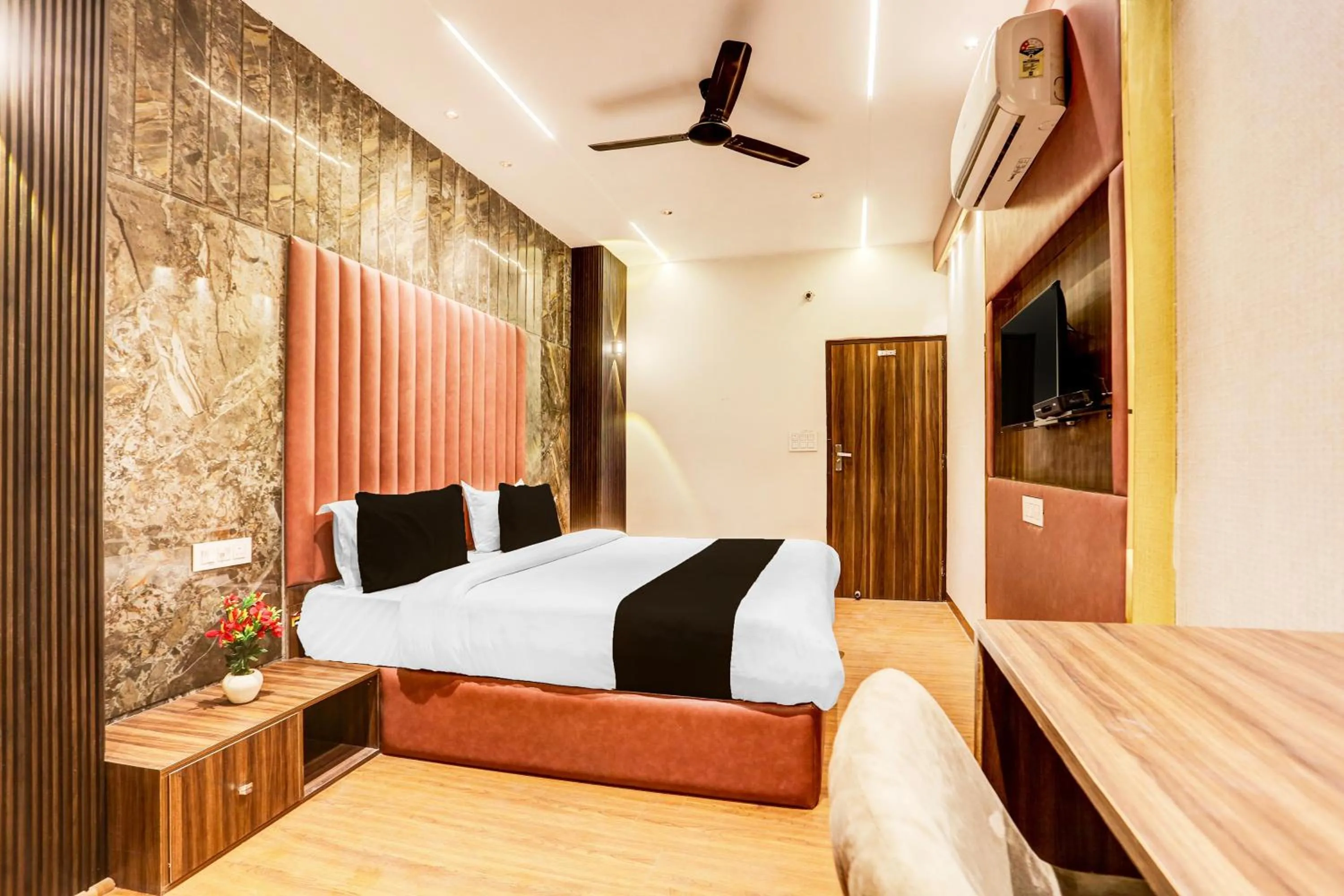 Townhouse by OYO Haibowal Chowk Near DMC