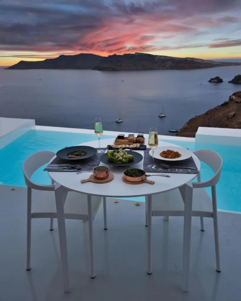 Restaurant/places to eat in The Saint Hotel