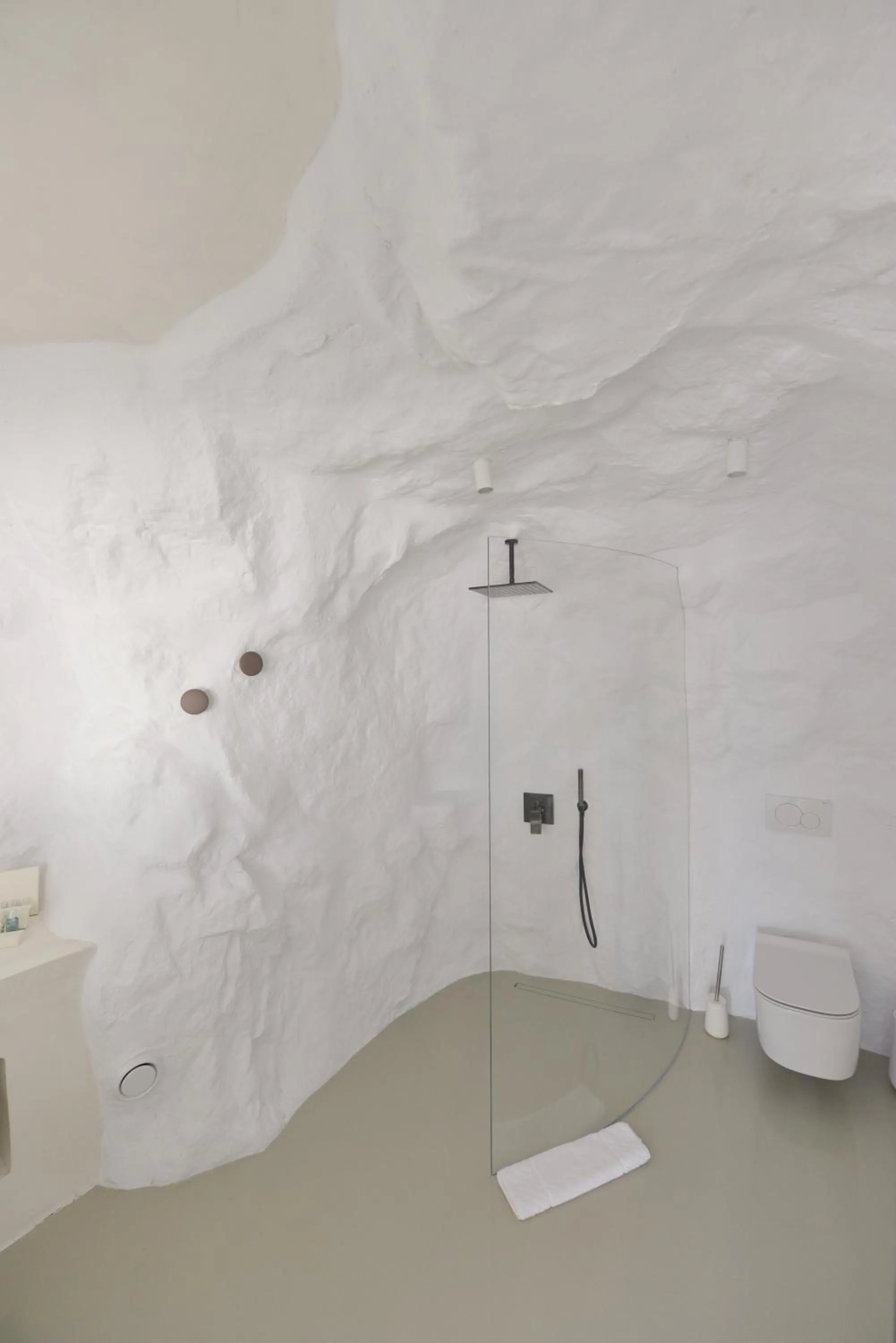 Shower in The Saint Hotel