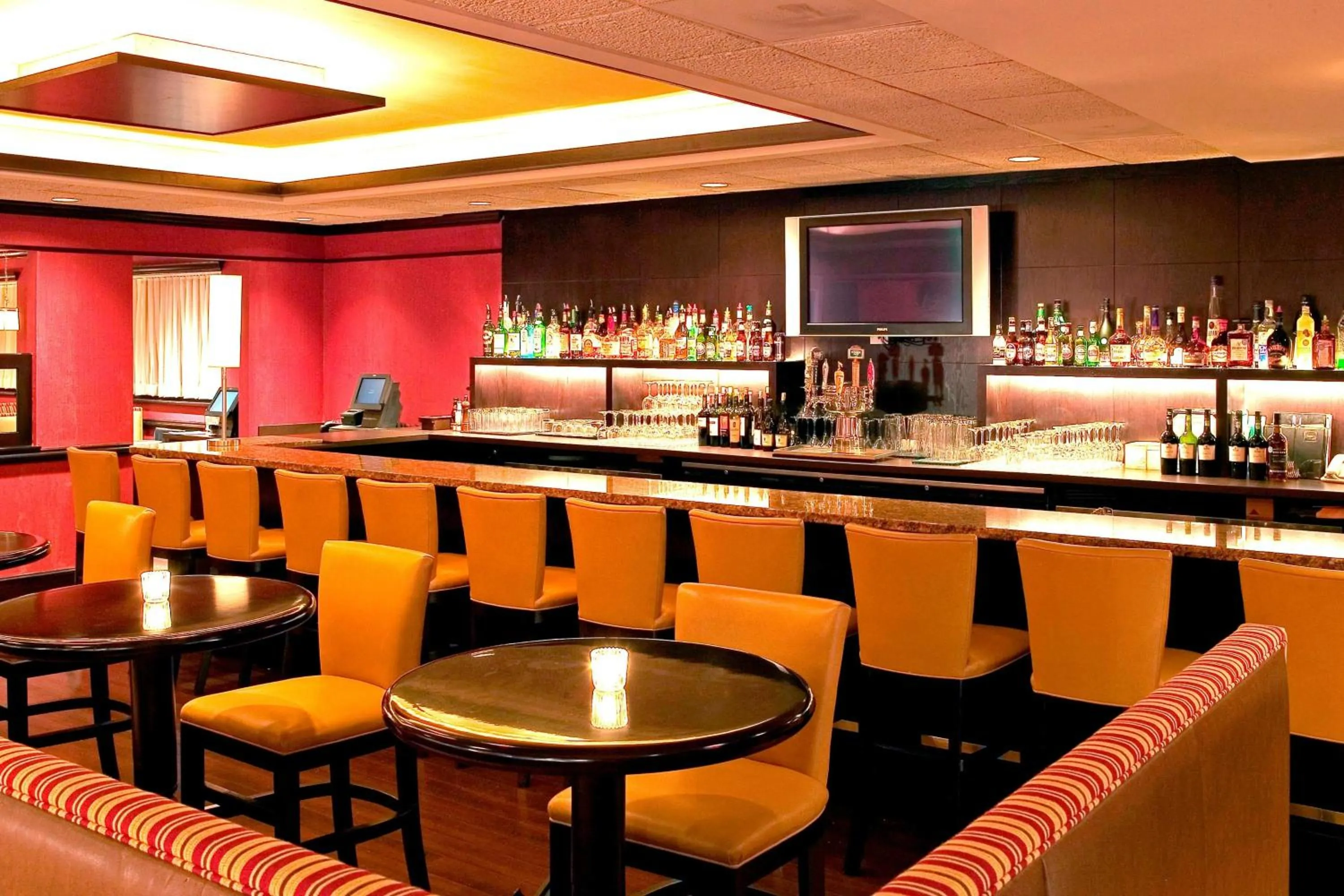 Lounge or bar in Four Points by Sheraton Wakefield Boston Hotel & Conference Center