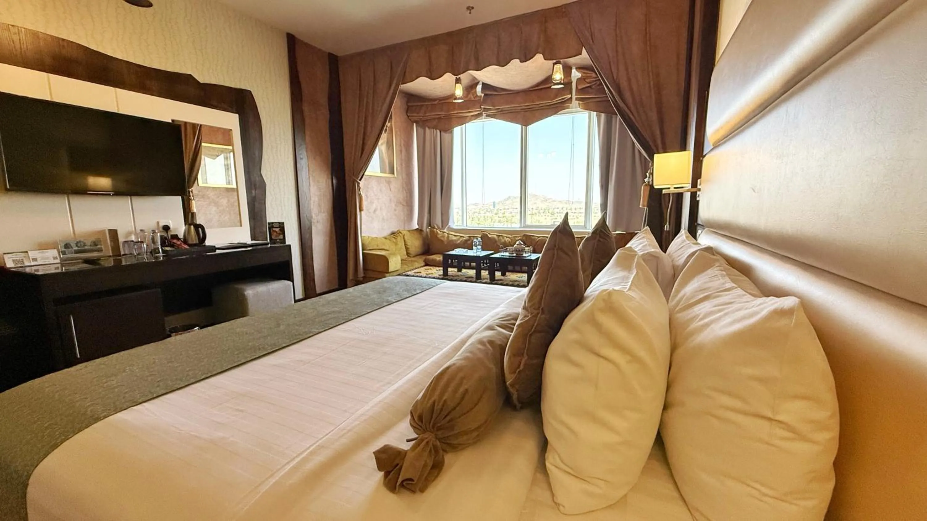 Quiet street view, Bed in Holiday Villa Hail