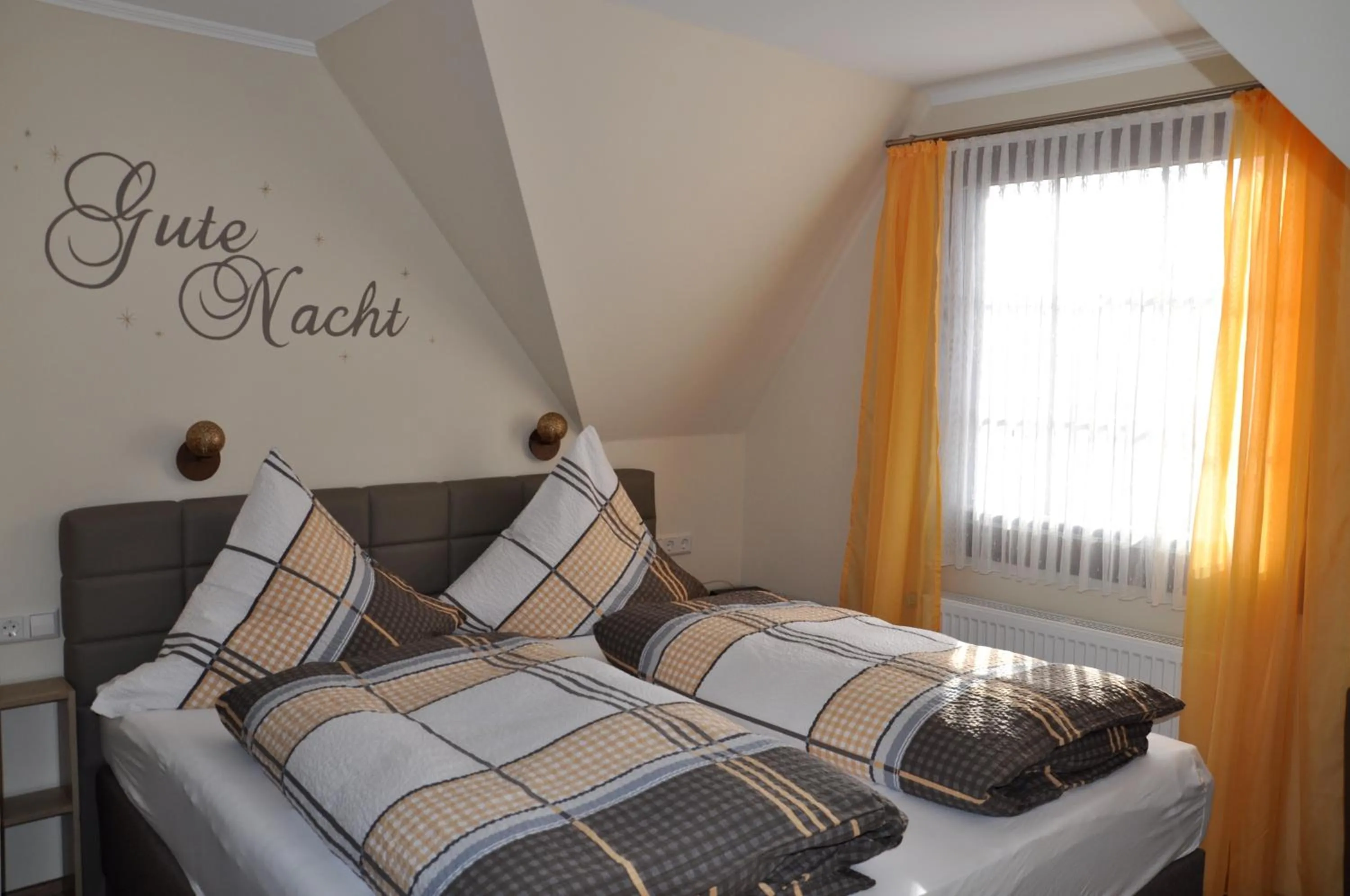 Photo of the whole room, Bed in Winneburger Hof