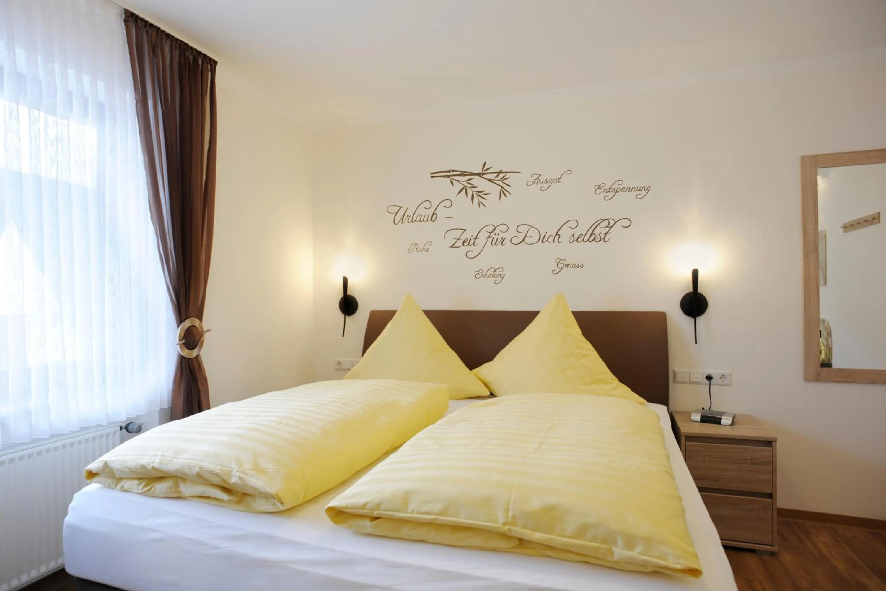 Photo of the whole room, Bed in Winneburger Hof