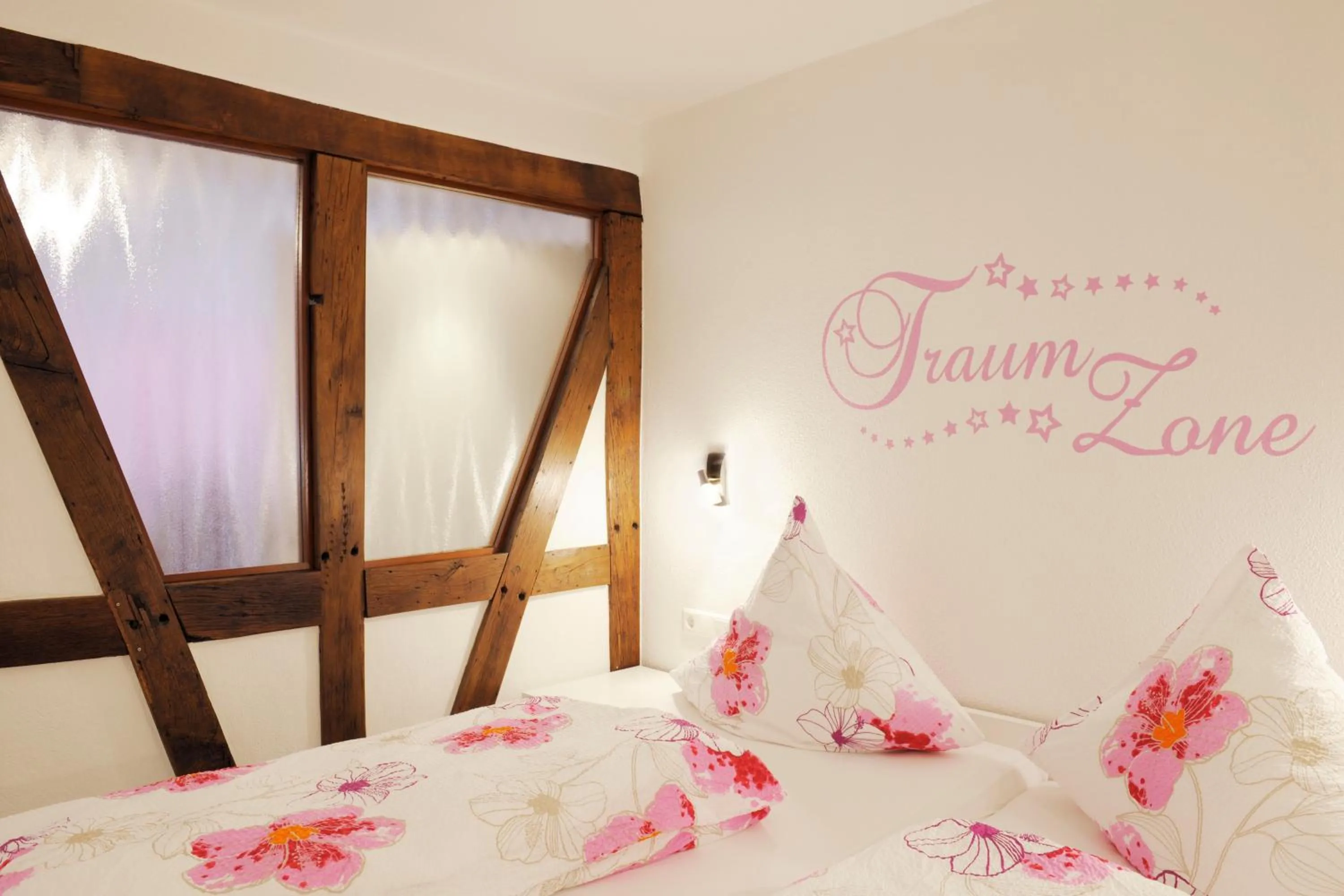 Photo of the whole room, Bed in Winneburger Hof