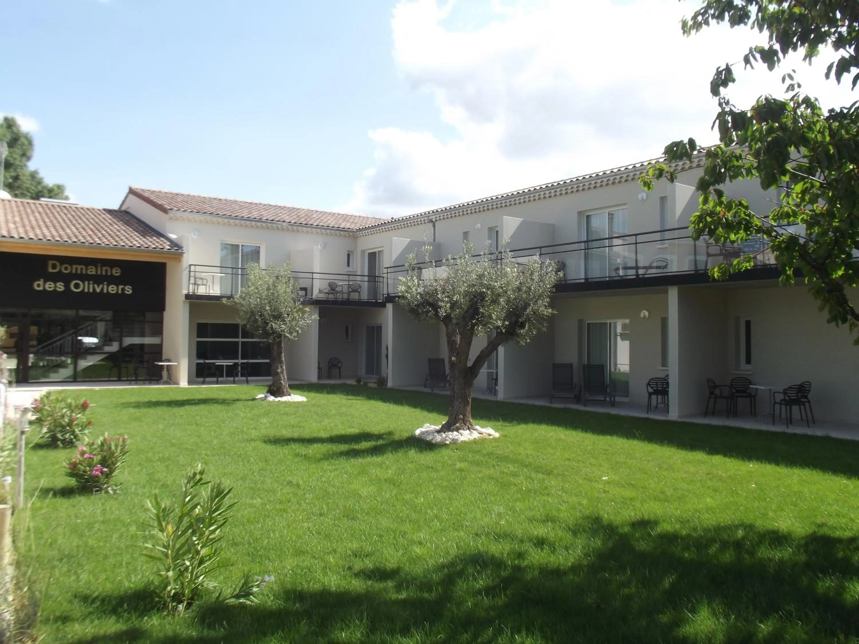 Facade/entrance in Le Domaine des Oliviers