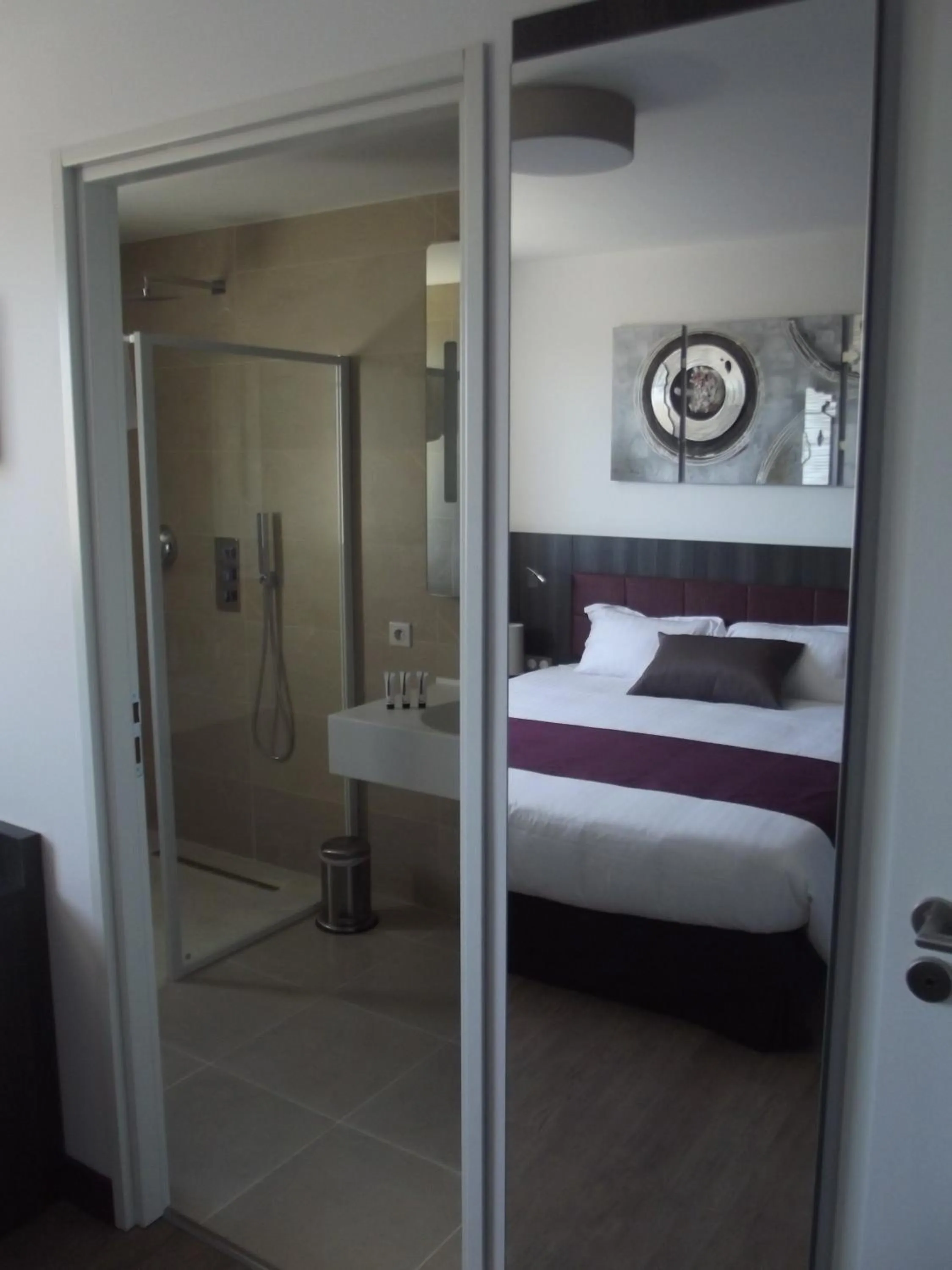 Shower, Bed in Le Domaine des Oliviers