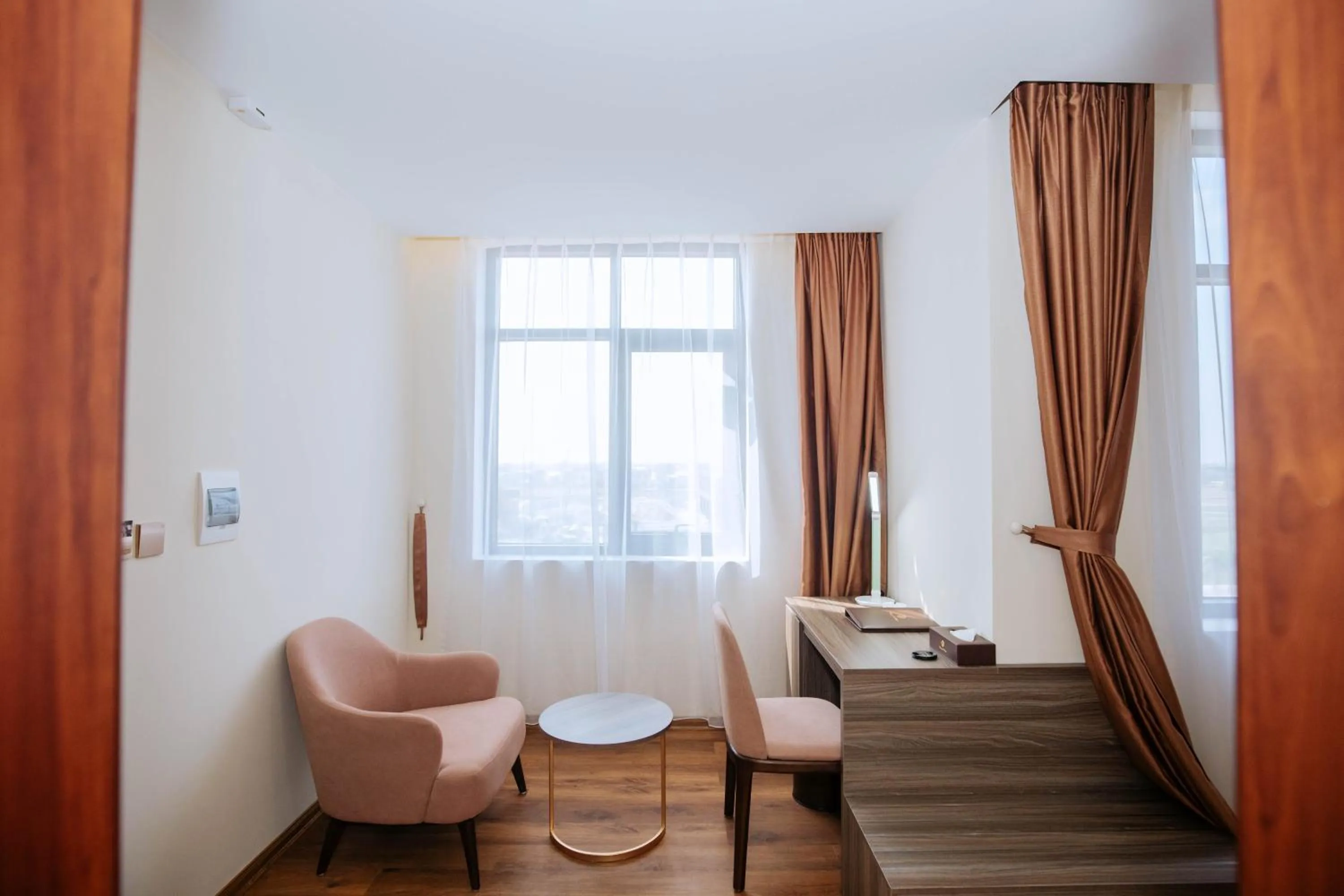 Communal lounge/ TV room in Thông Đỏ Hotel