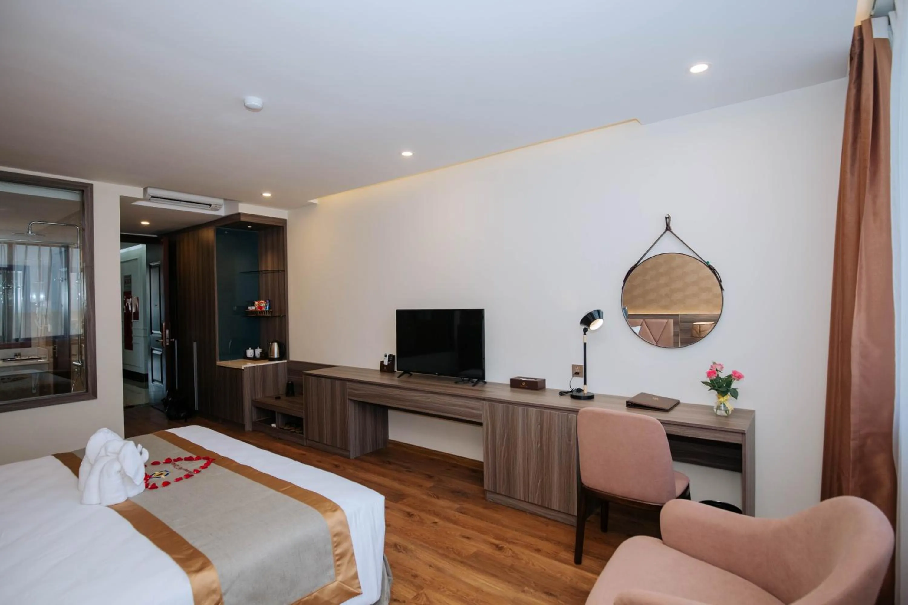 Communal lounge/ TV room, Bed in Thông Đỏ Hotel