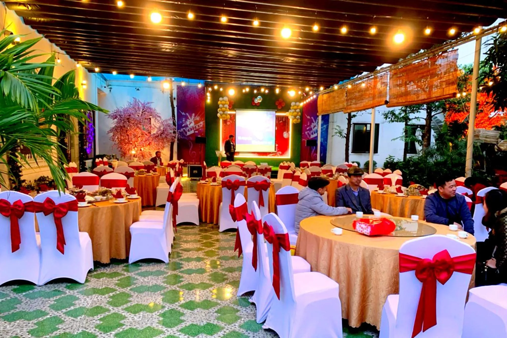 Restaurant/places to eat in Thông Đỏ Hotel