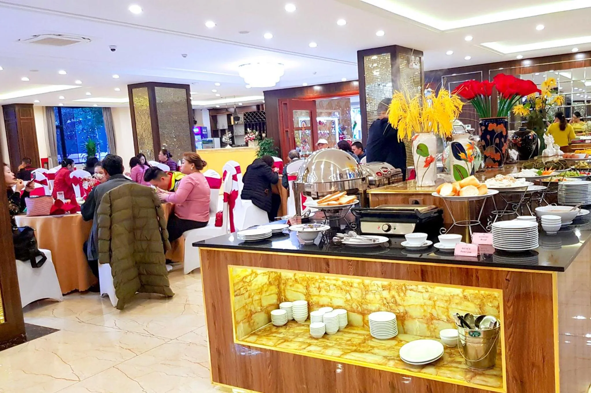 Restaurant/places to eat in Thông Đỏ Hotel