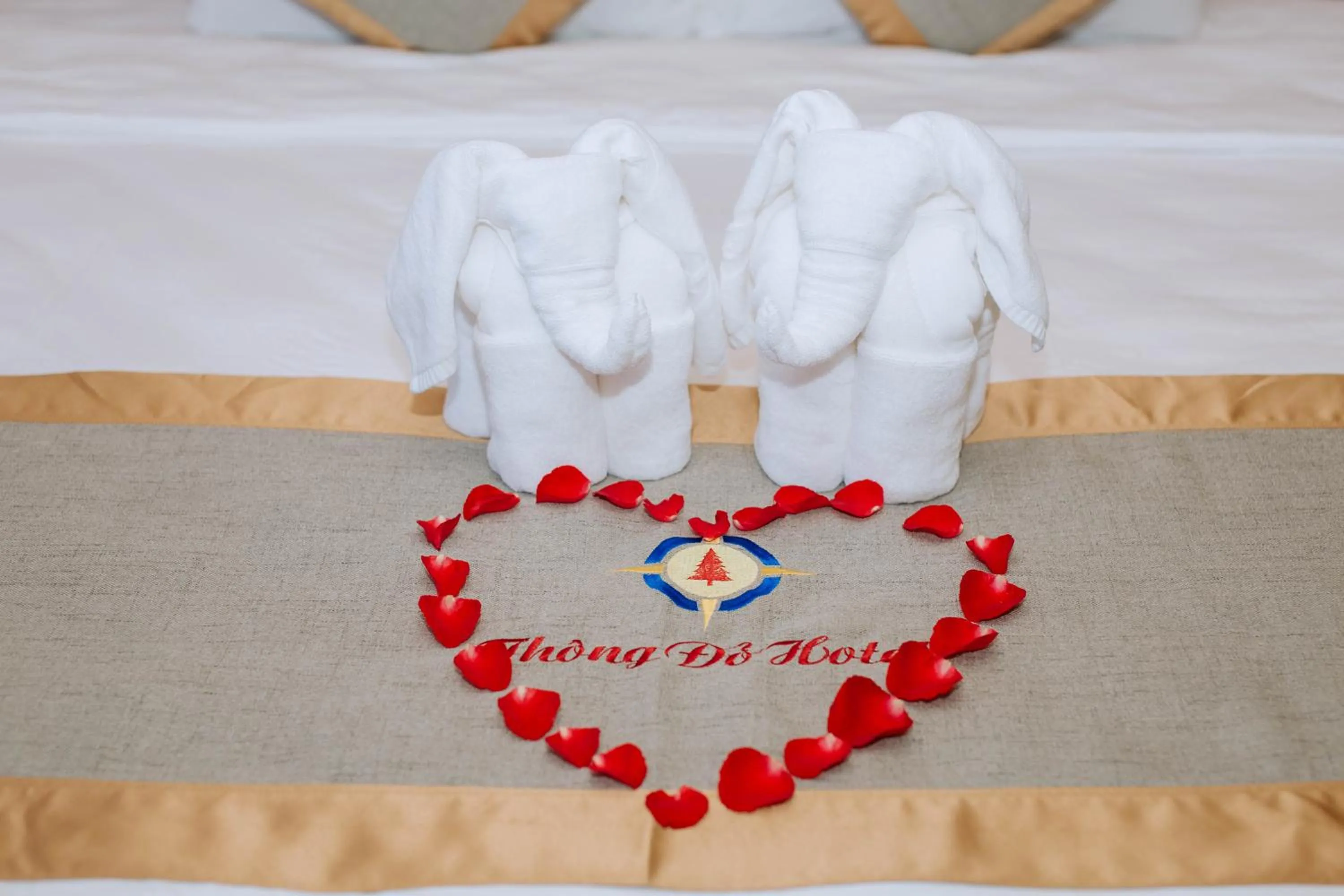 Property logo or sign, Bed in Thông Đỏ Hotel