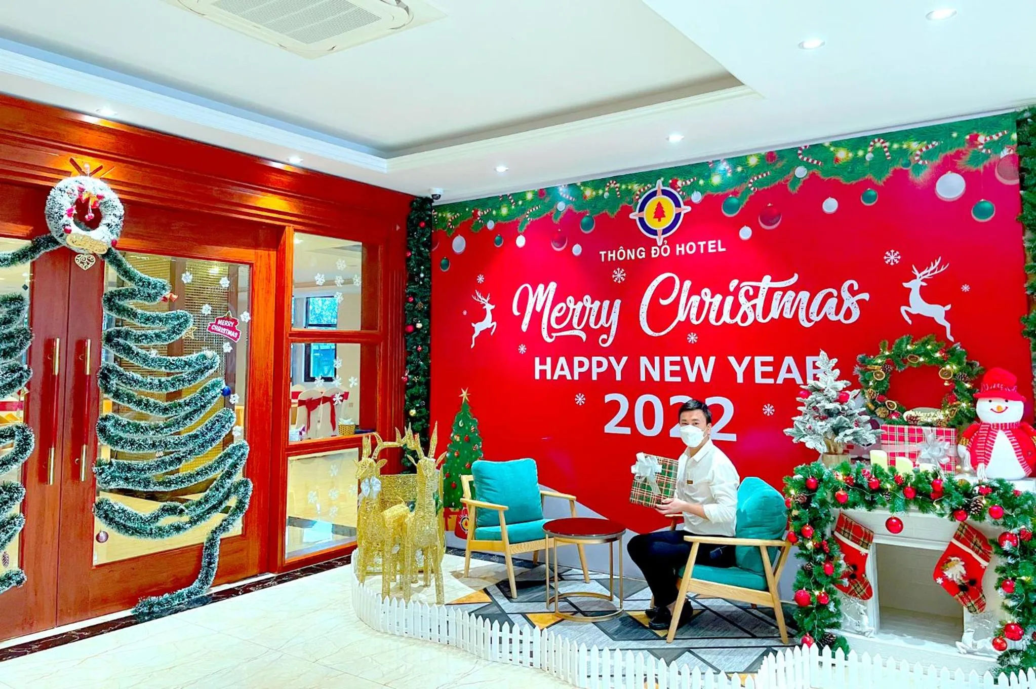 Communal lounge/ TV room in Thông Đỏ Hotel