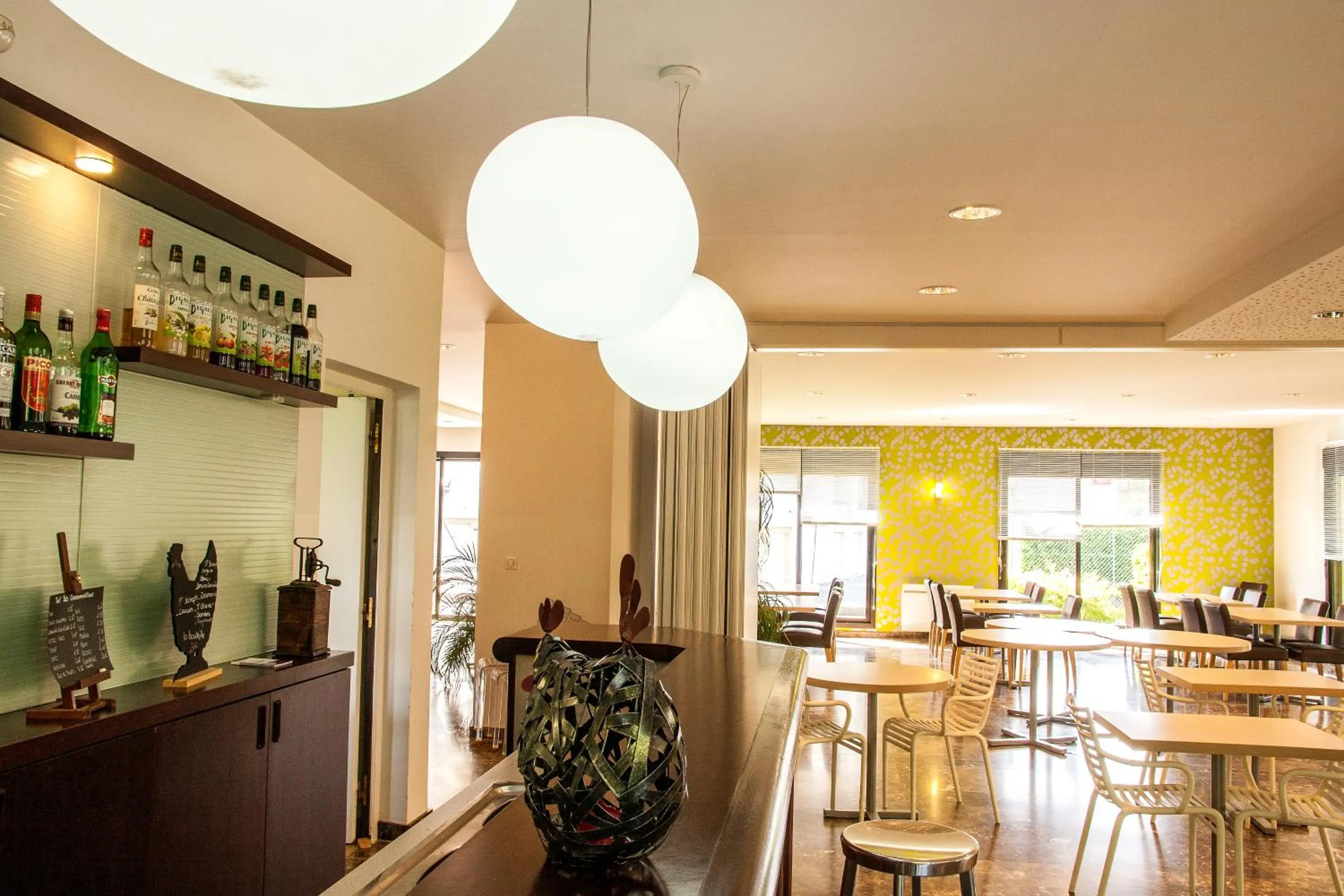 Lounge or bar in Hotel Les Amandiers