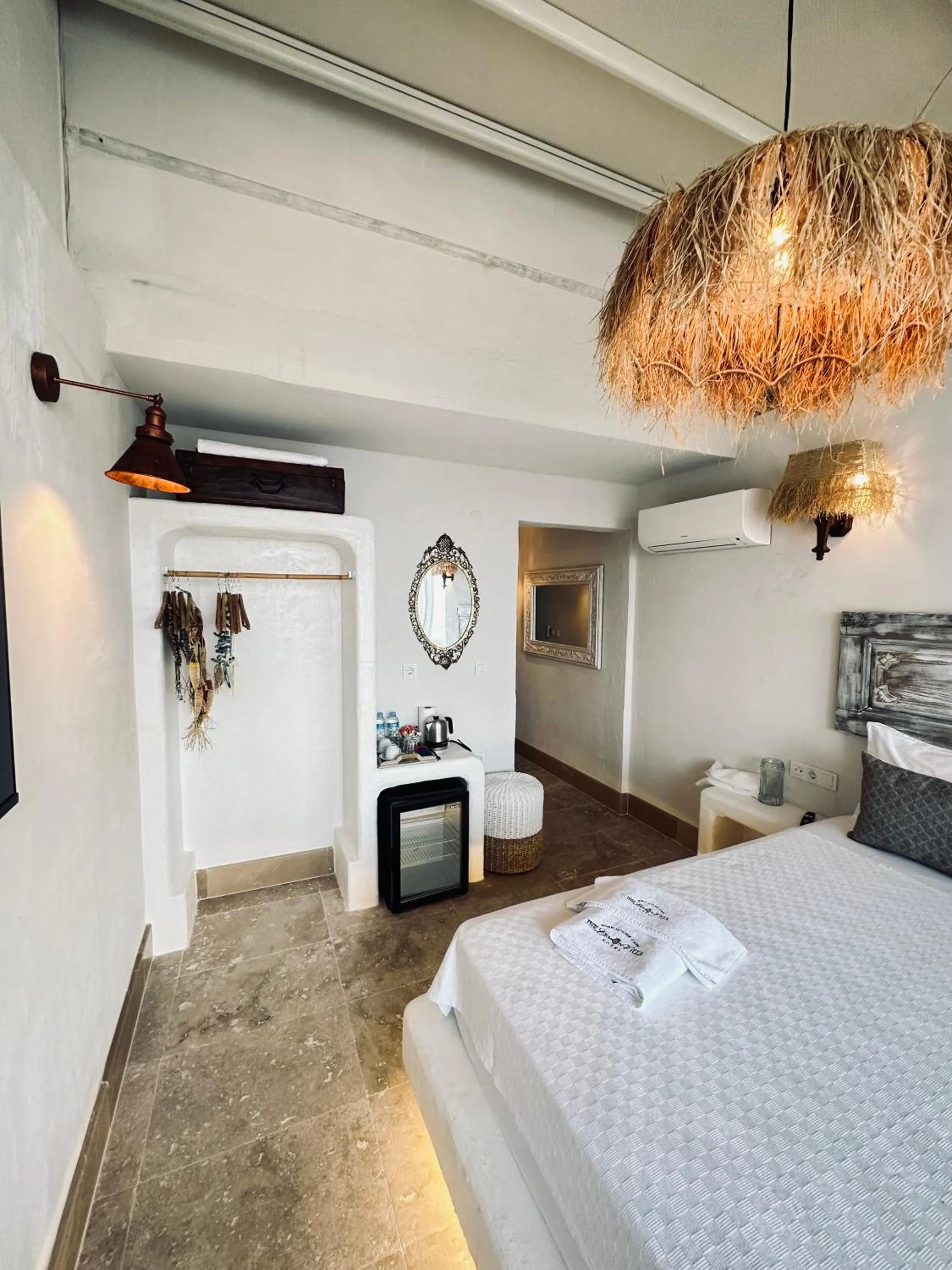 wardrobe, Bed in Lemon Villa Hotel