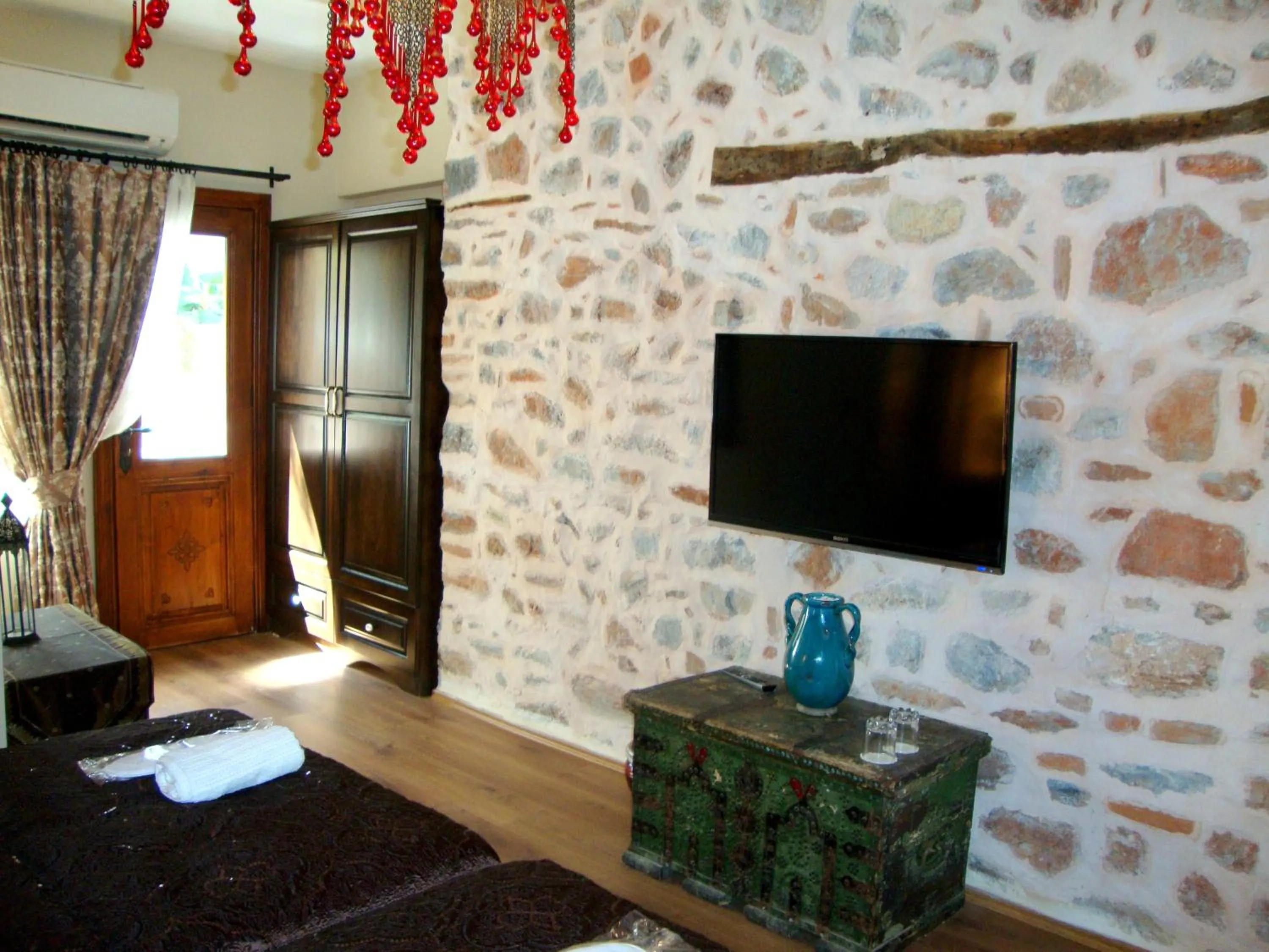 TV and multimedia in Lemon Villa Hotel