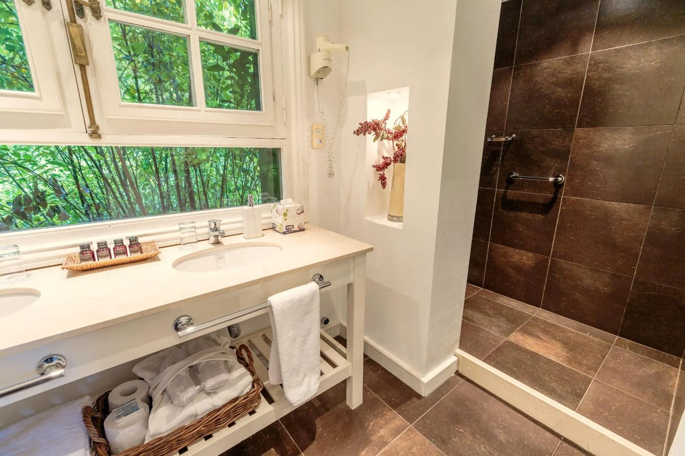 Bathroom in Hotel L'Auberge