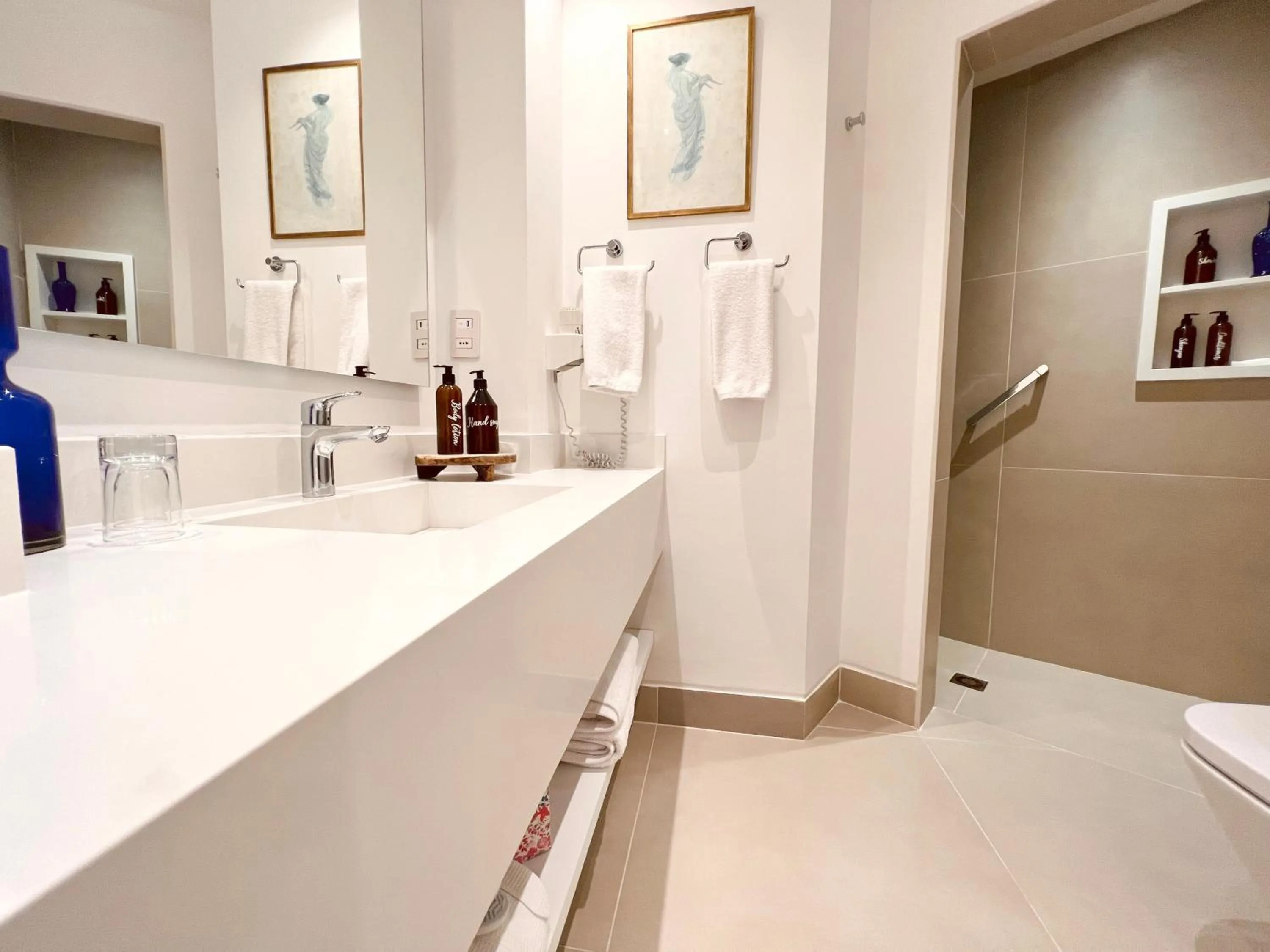 Bathroom in Hotel L'Auberge