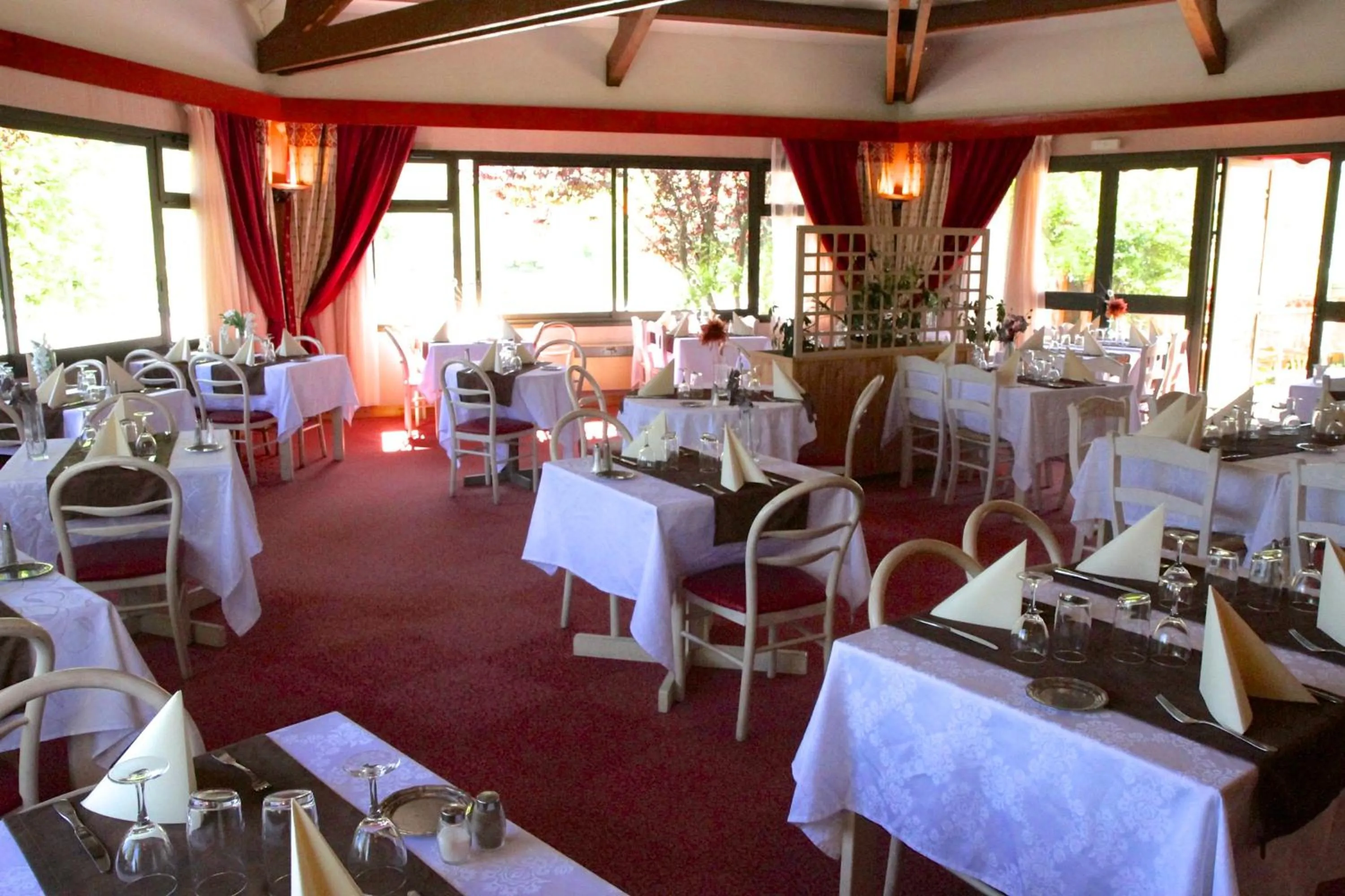 Restaurant/places to eat in Hôtel Espace Montclar