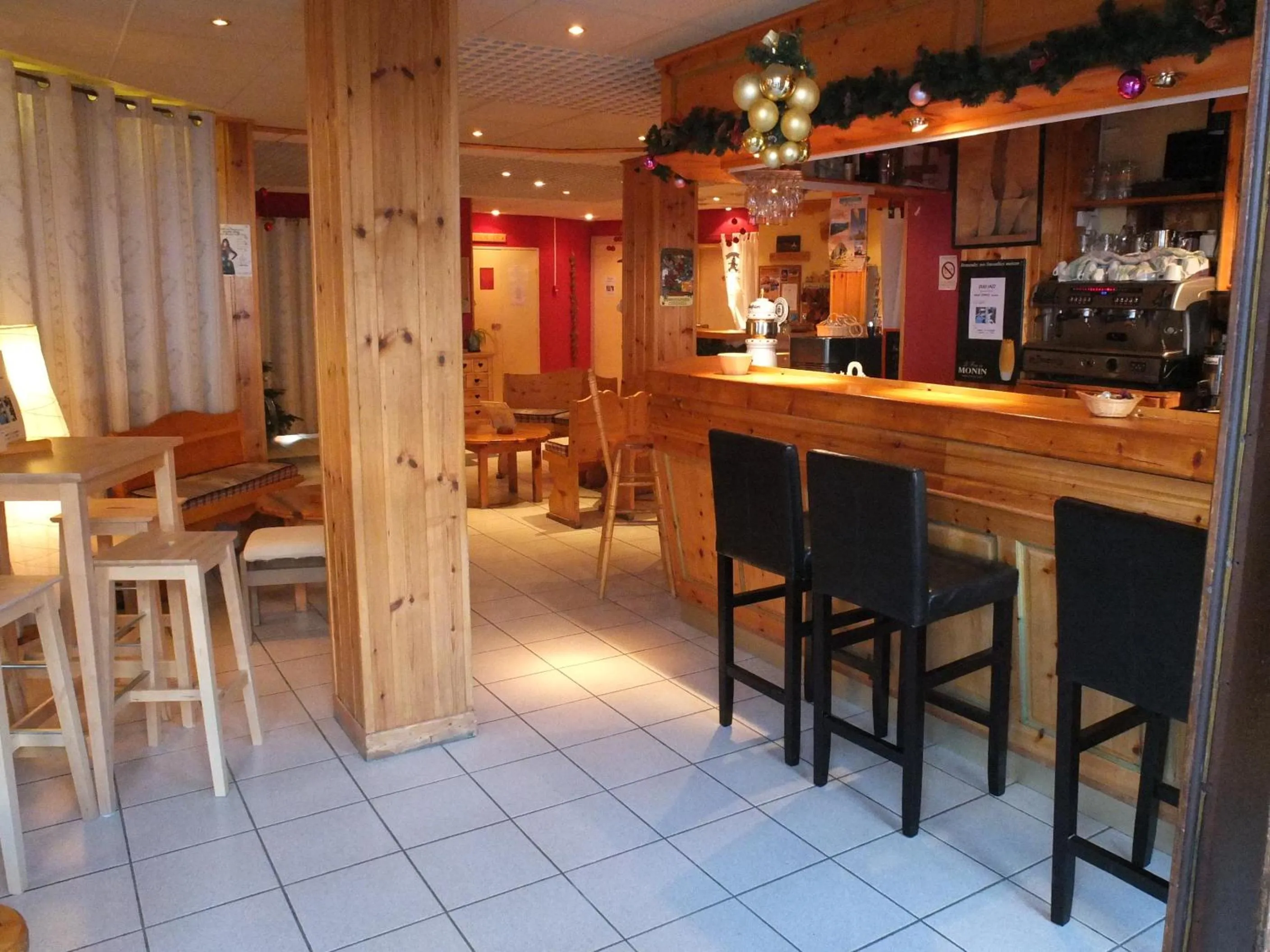 Lounge or bar in Hôtel Espace Montclar