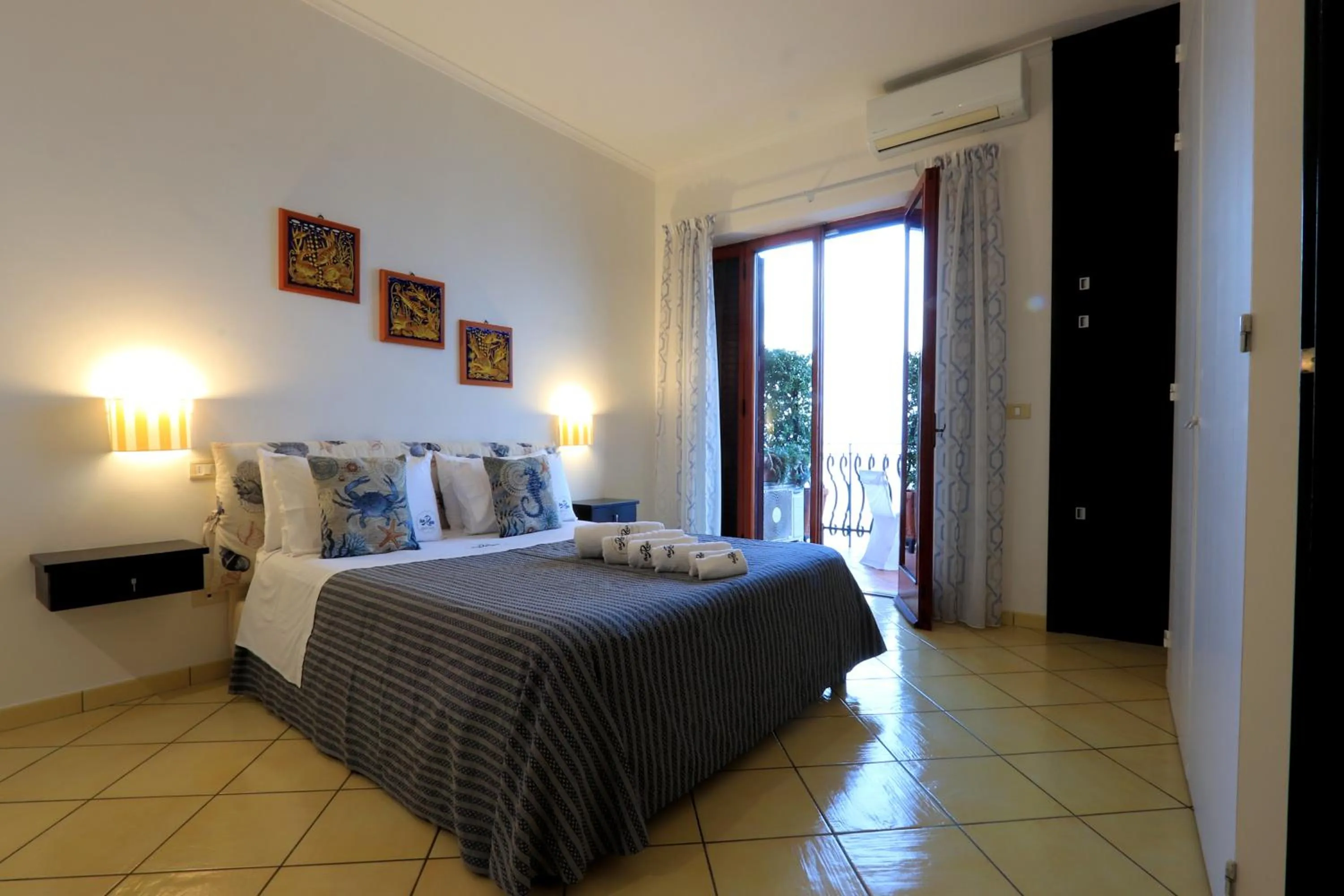 Bed in Due Relais - Panoramic Sea View Suites