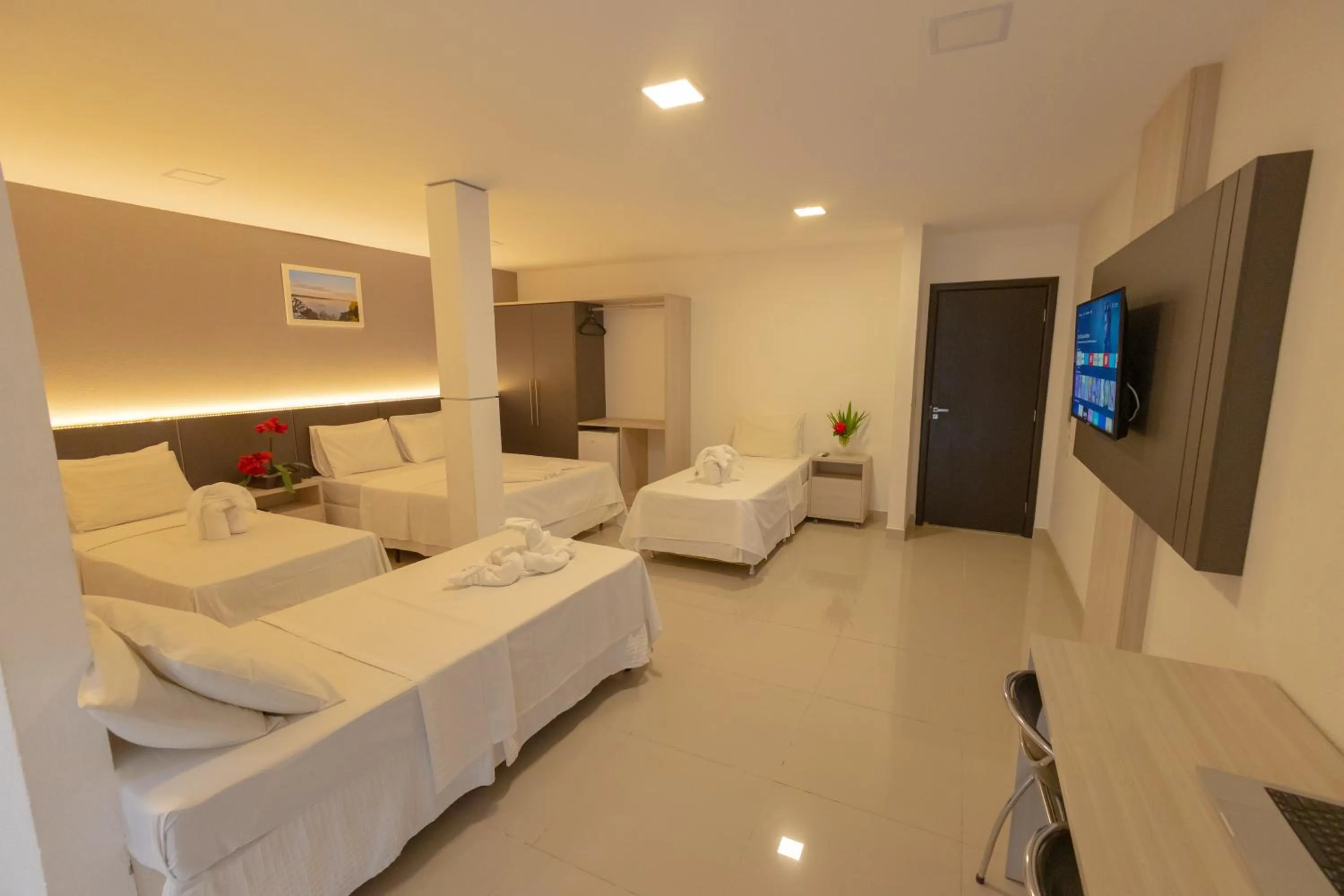 Communal lounge/ TV room, Bed in Hotel BHS