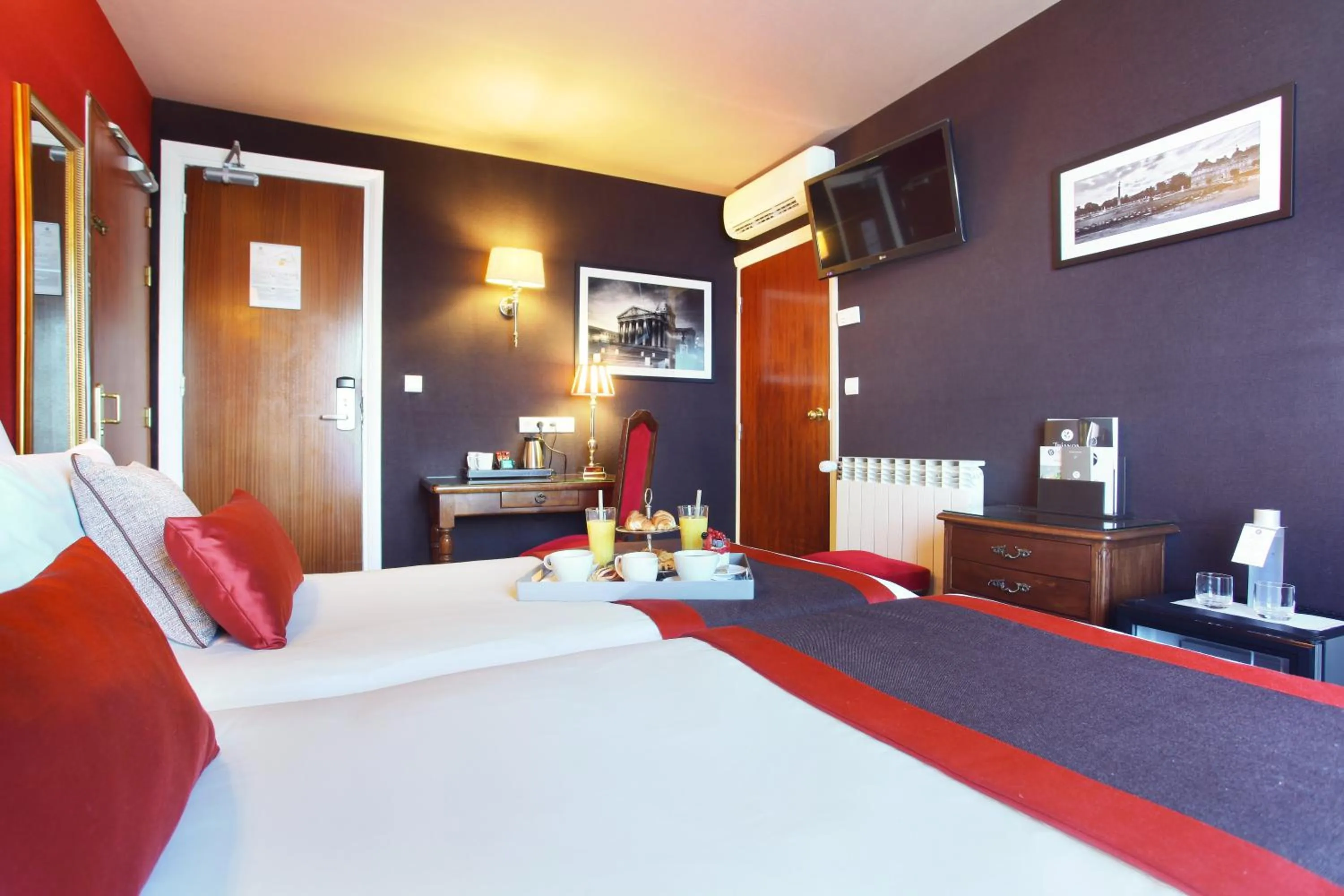 TV and multimedia, Bed in Hotel Trianon Rive Gauche