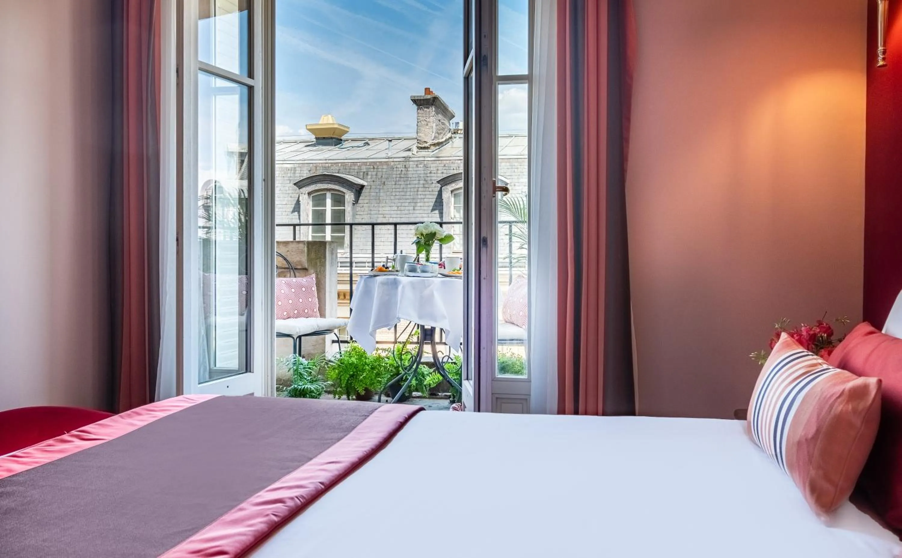 Balcony/Terrace, Bed in Hotel Trianon Rive Gauche