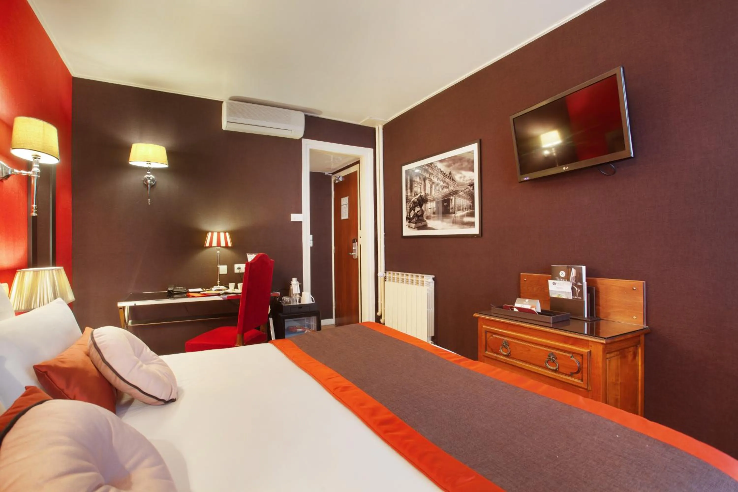 TV and multimedia, Bed in Hotel Trianon Rive Gauche