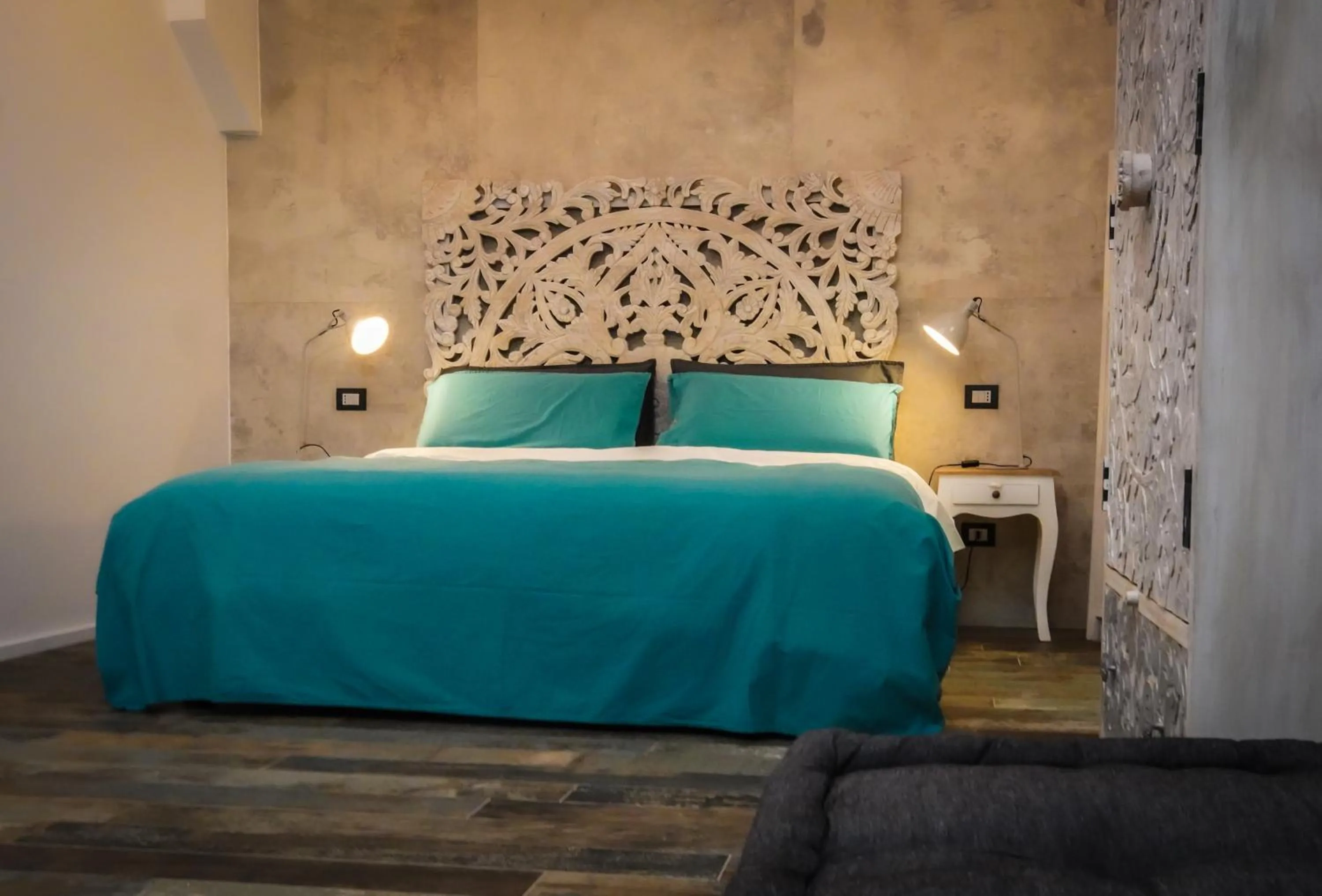 Bedroom, Bed in Rosso Cortese