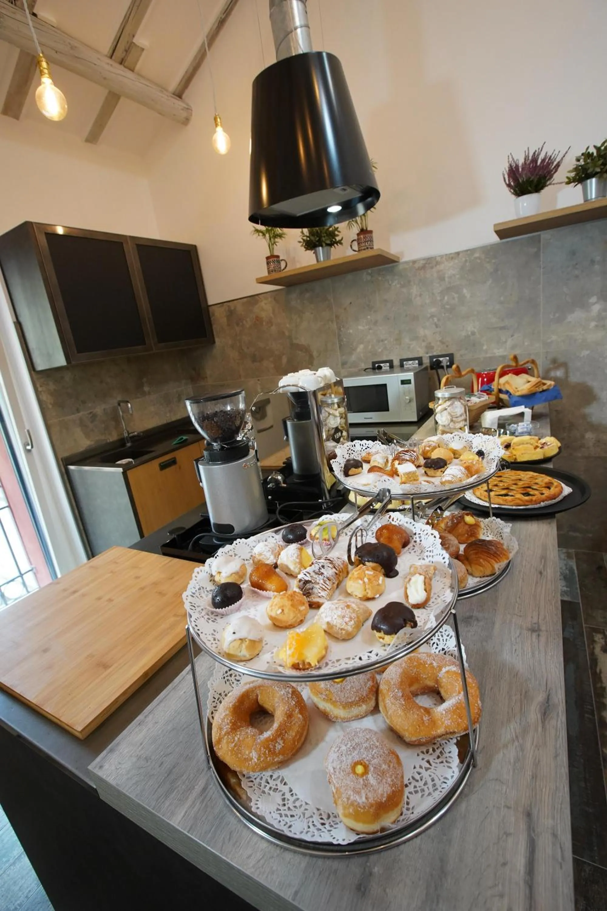 Food and drinks in Rosso Cortese