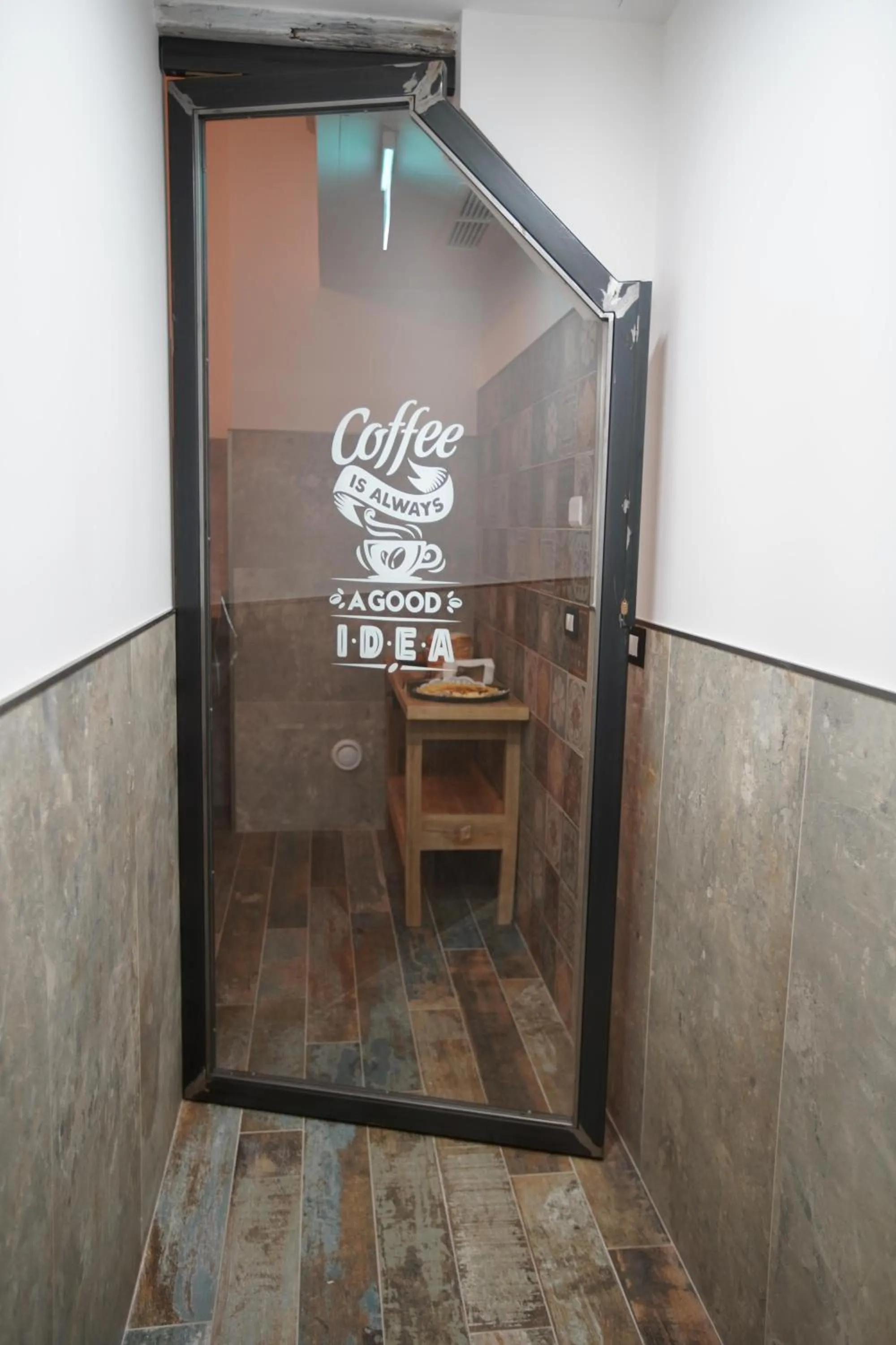 Kitchen or kitchenette in Rosso Cortese