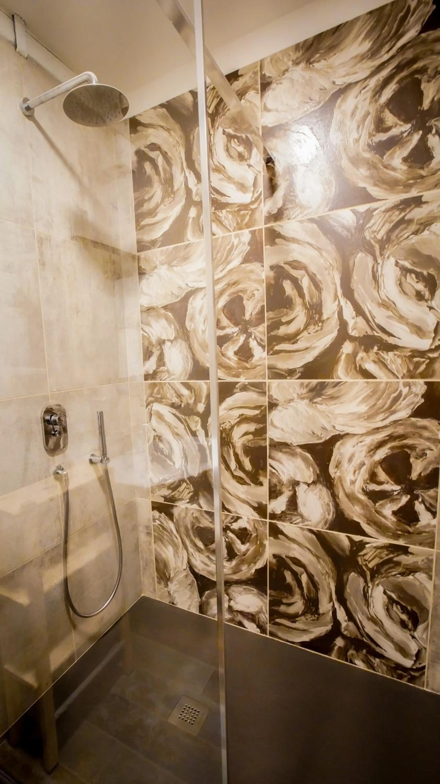 Bathroom in Rosso Cortese