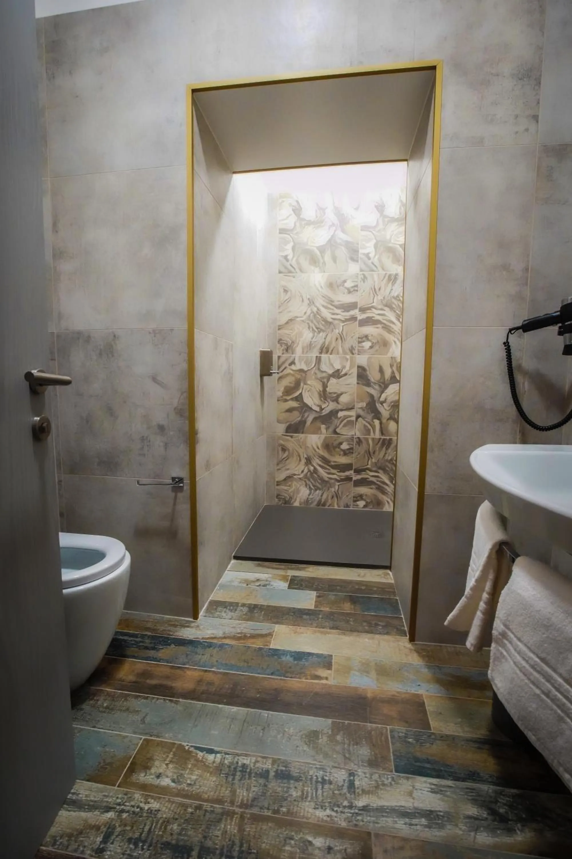 Bathroom in Rosso Cortese