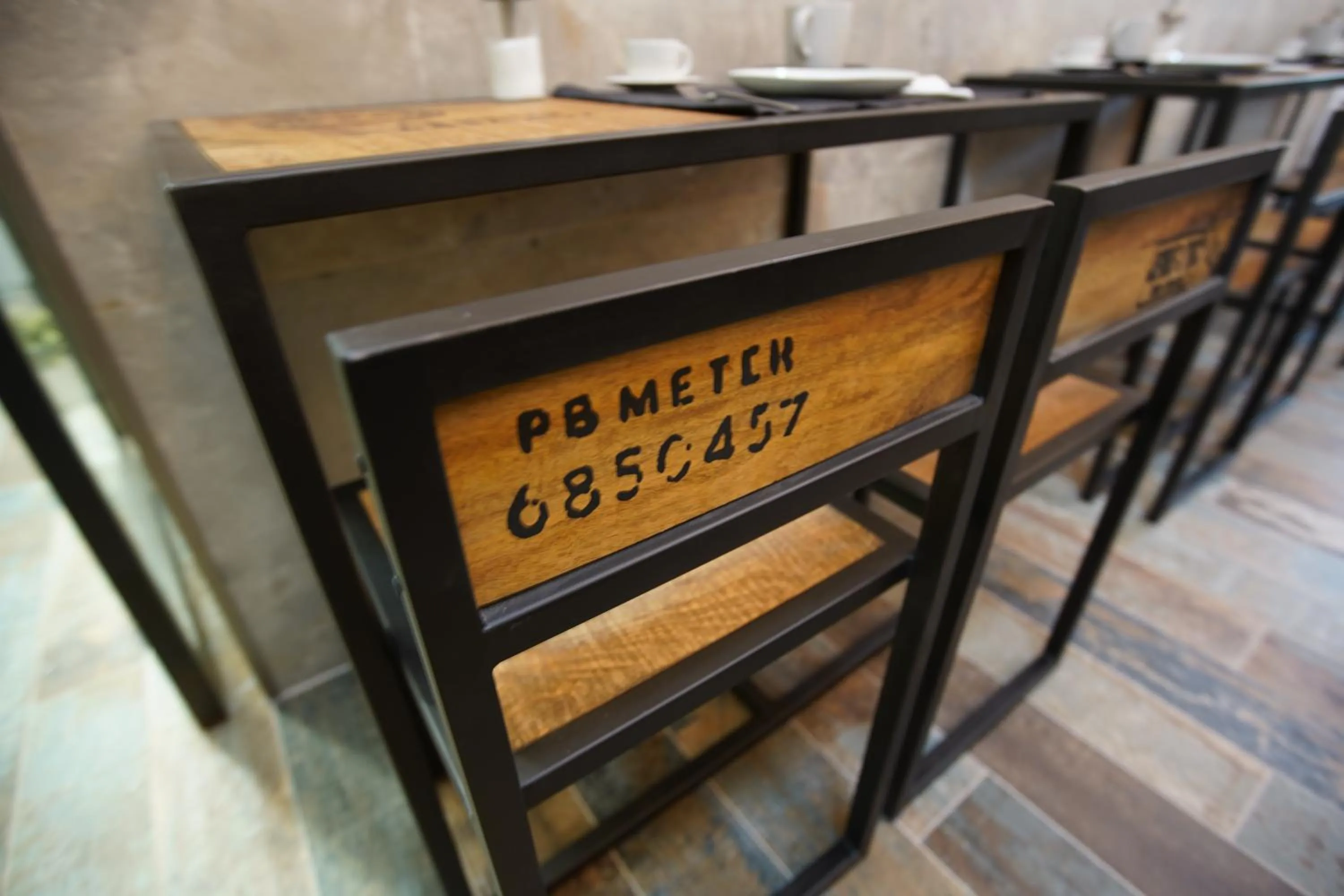 Dining area in Rosso Cortese