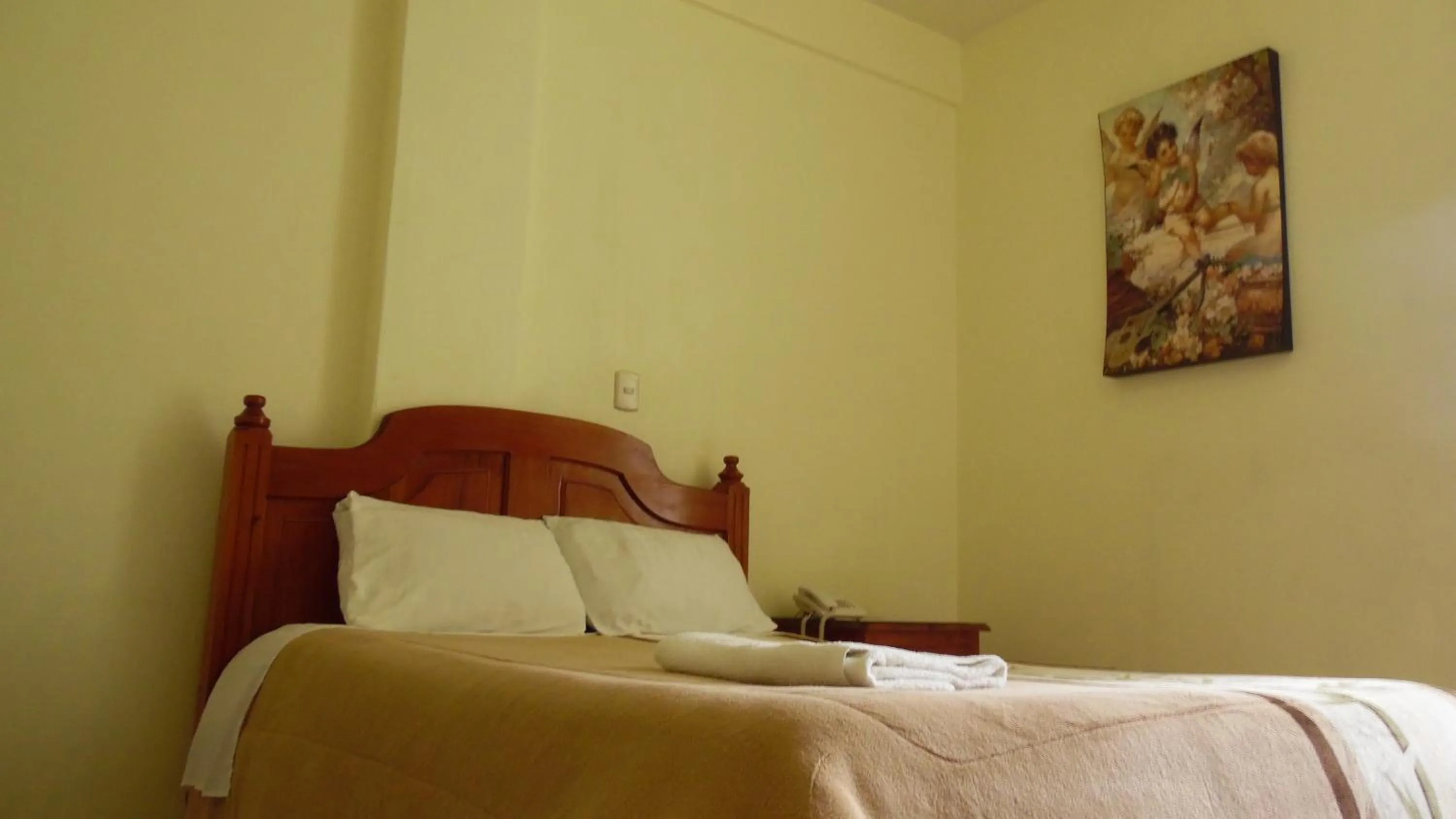 Photo of the whole room in Hotel Renacimiento