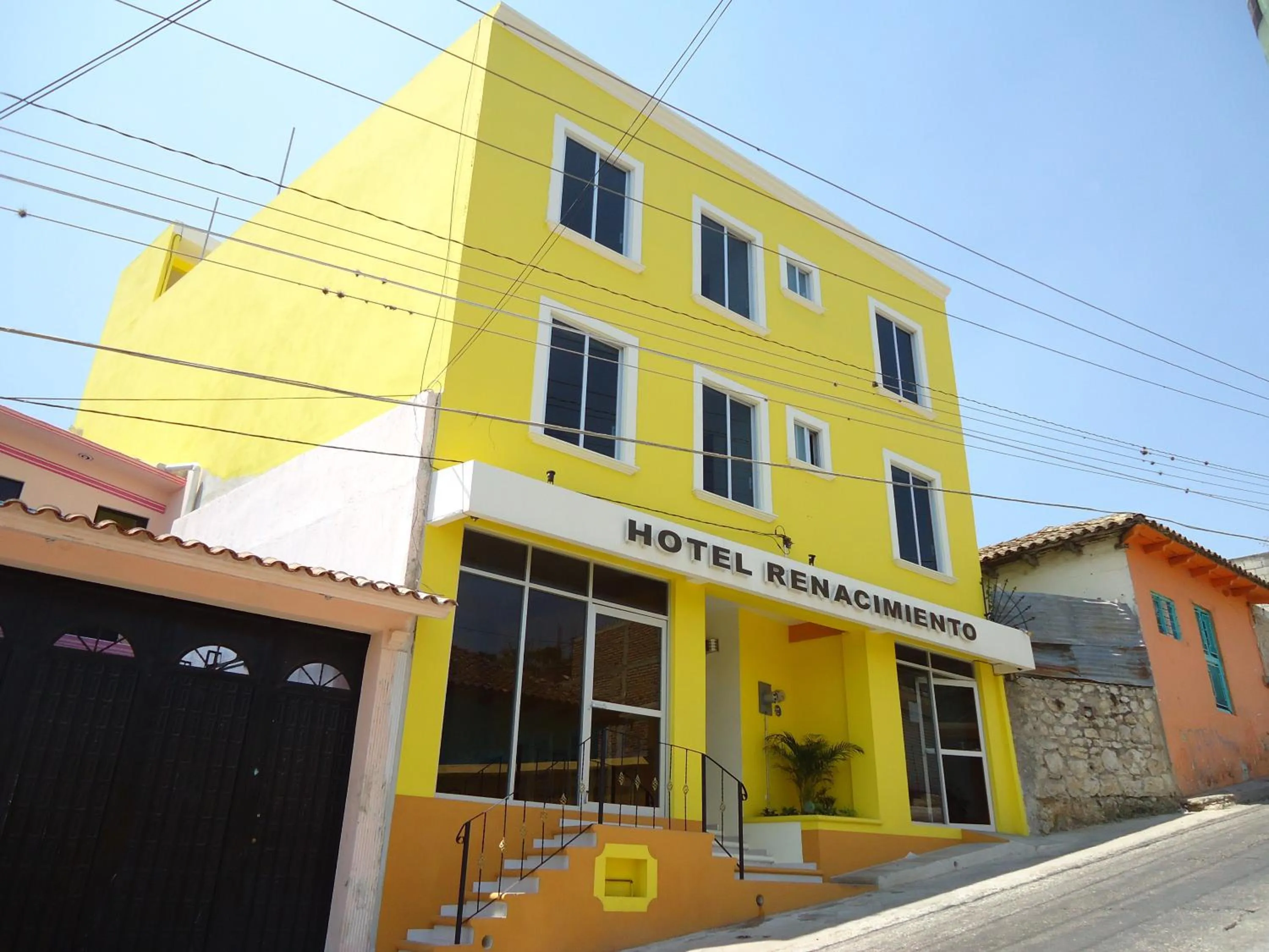 Facade/entrance in Hotel Renacimiento