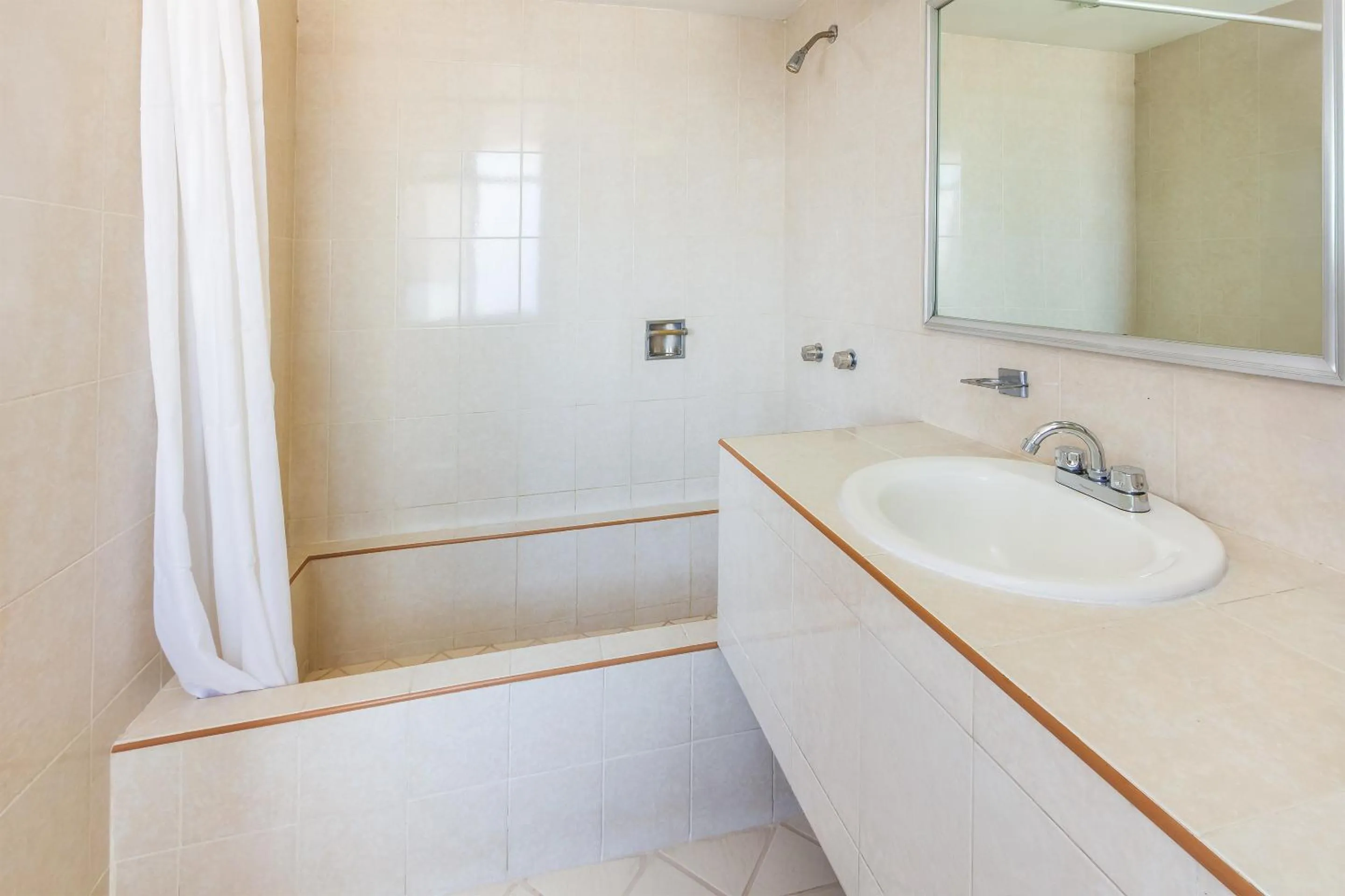 Bathroom in Capital O Nueva Galicia, Guadalajara centro downtown