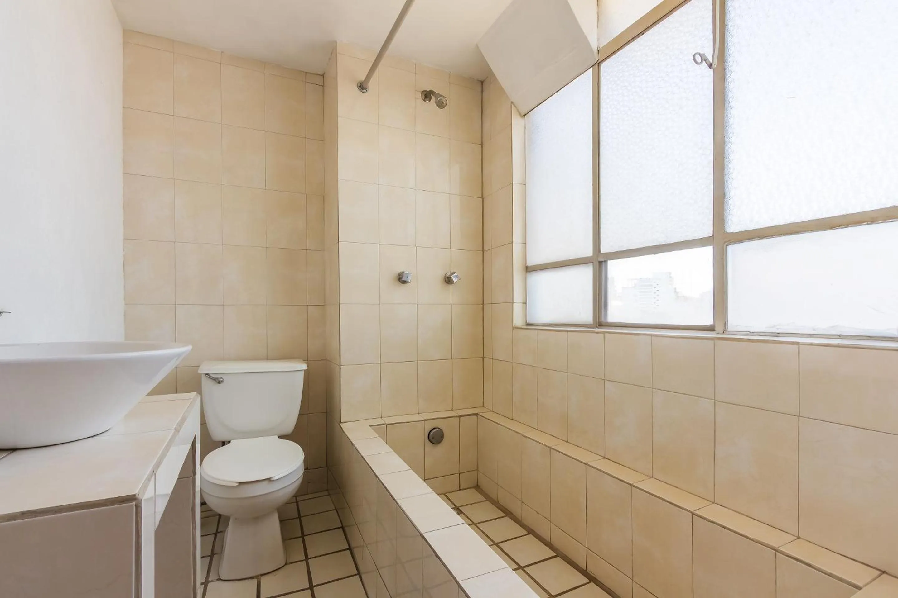 Bathroom in Capital O Nueva Galicia, Guadalajara centro downtown