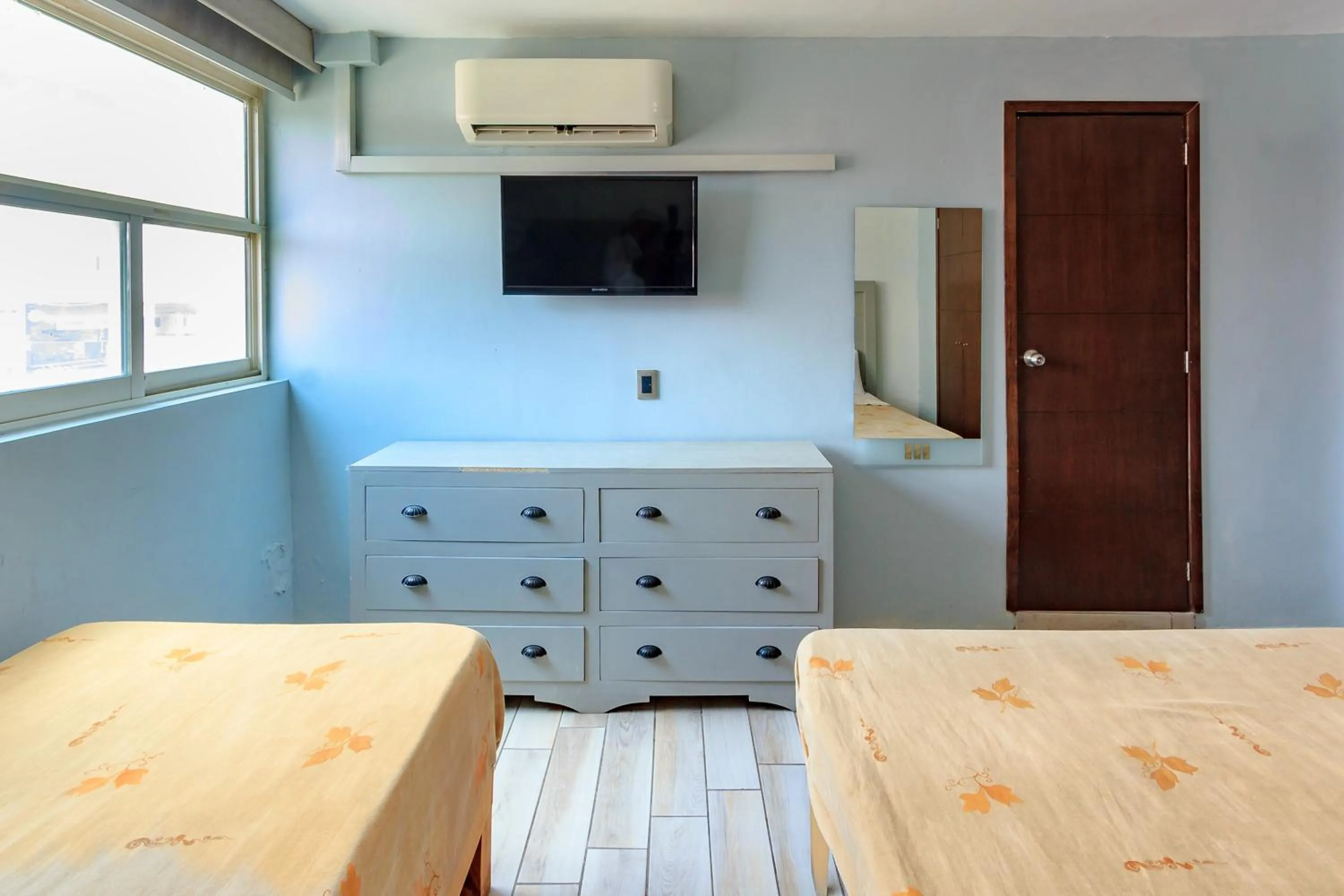 Bedroom, Bed in OYO Hotel Colon Express