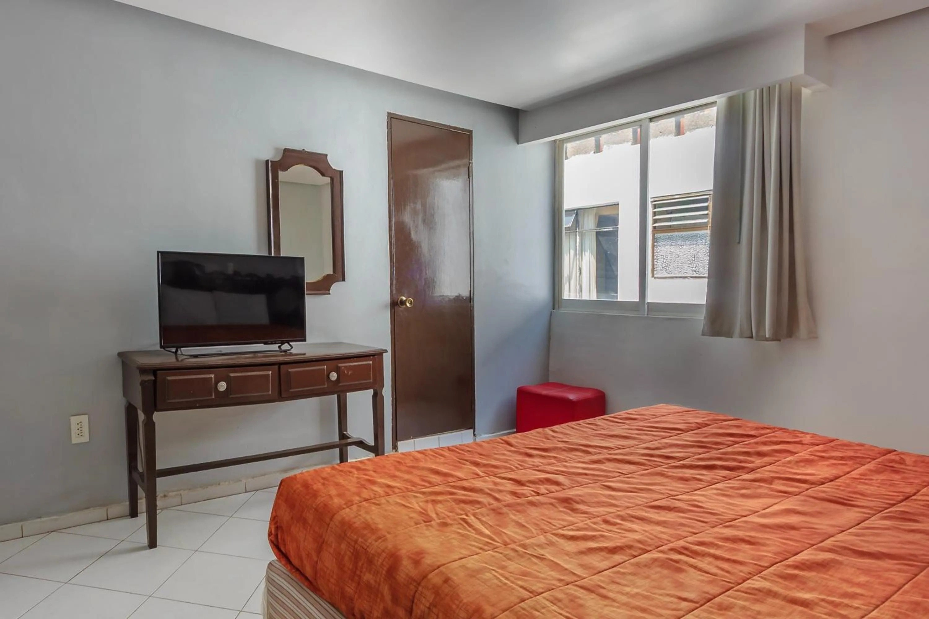 Bedroom, Bed in OYO Hotel Colon Express