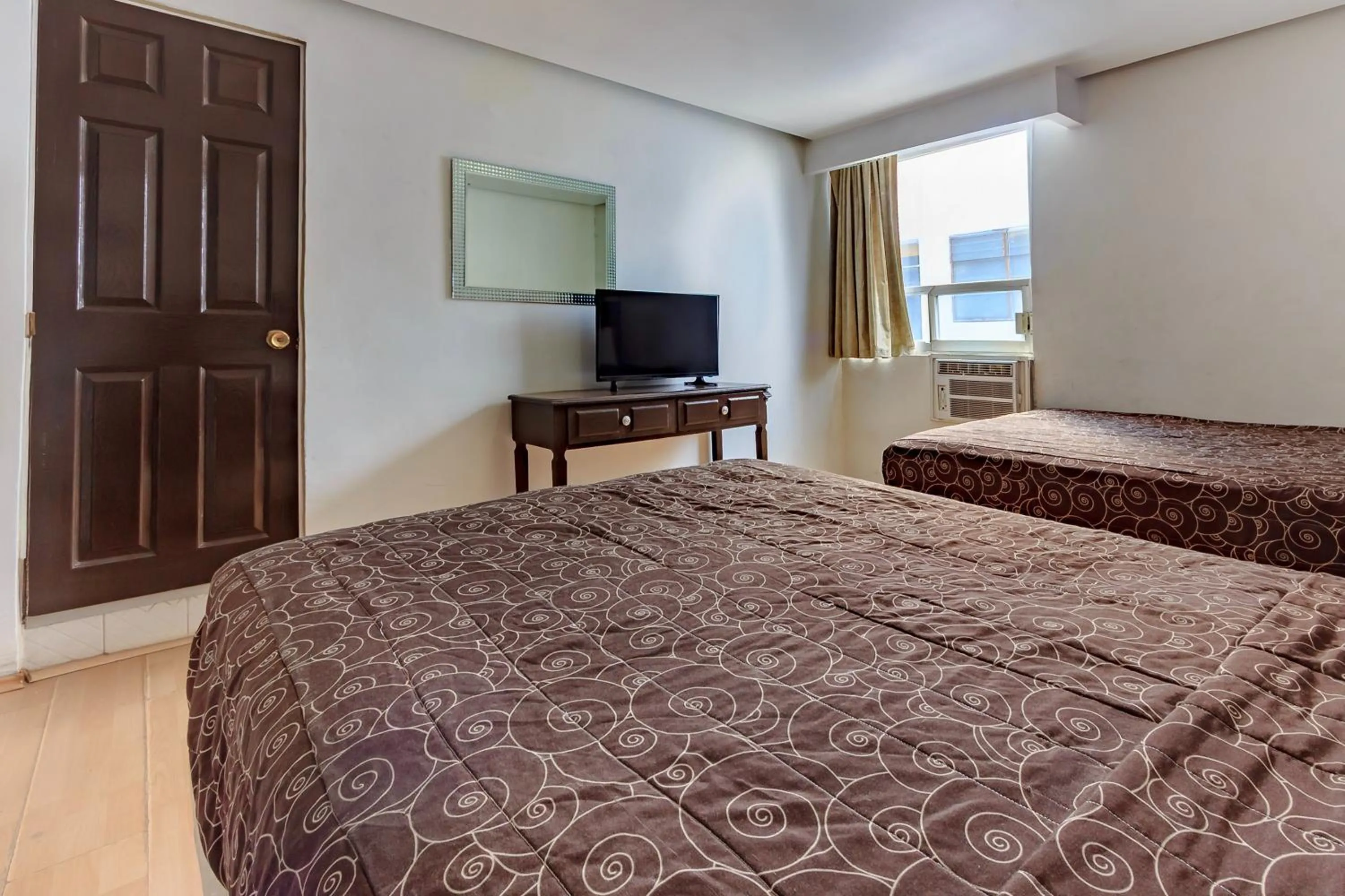 Bedroom, Bed in OYO Hotel Colon Express